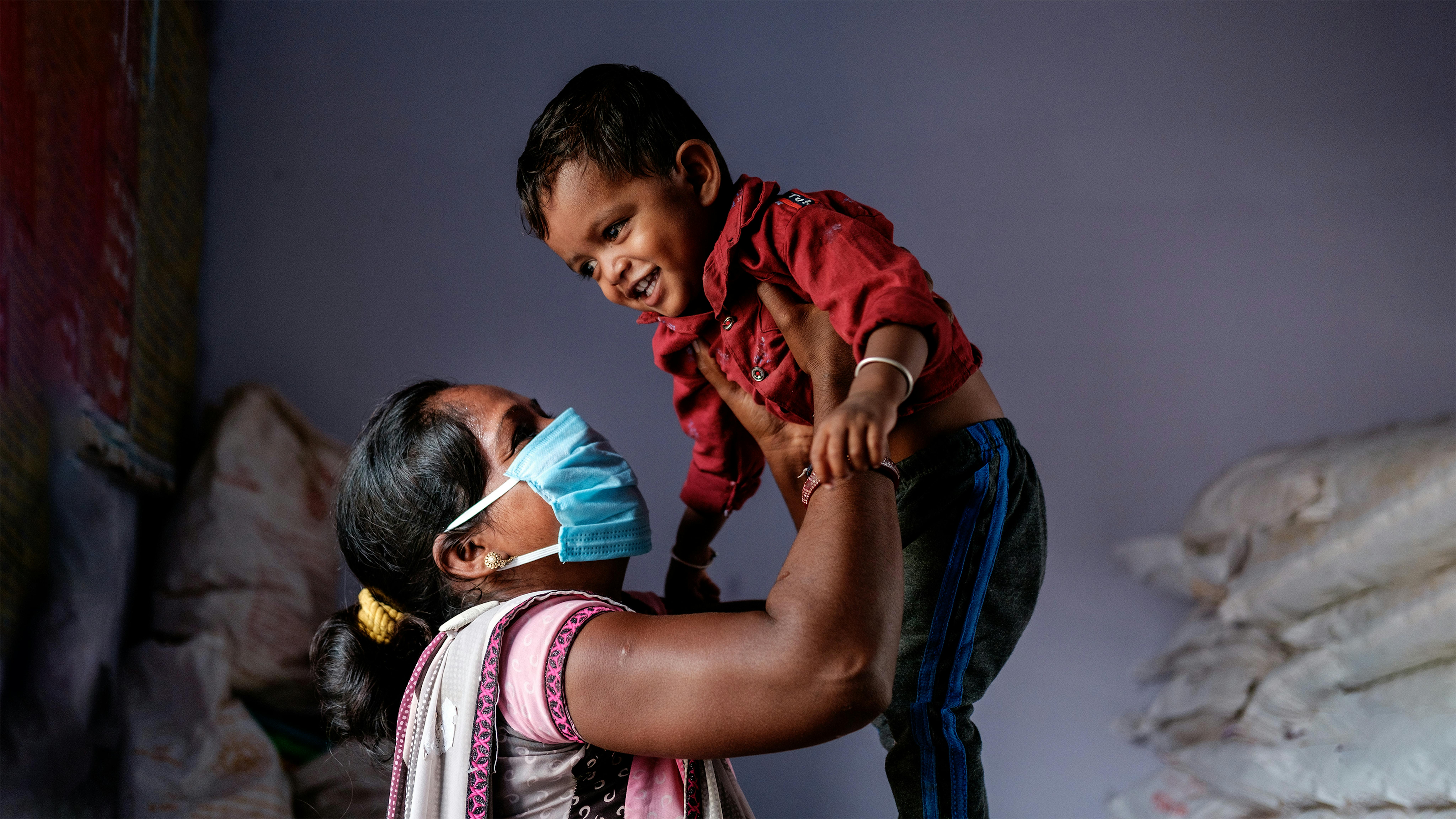 India, Una madre e un bambino felici  dopo la ripresa della campagna di immunizzazione bloccata dal COVID-19