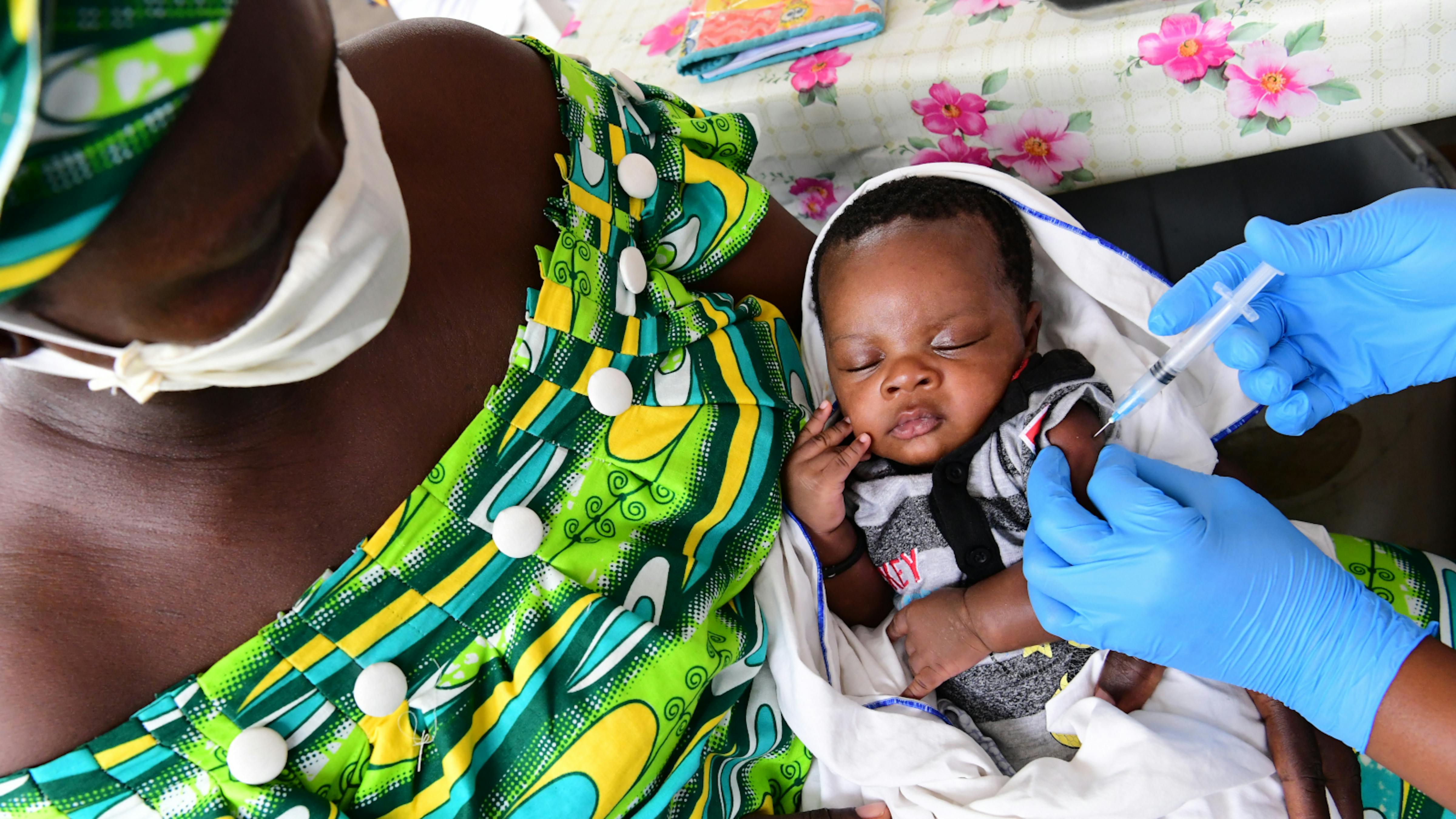 Un bambino viene vaccinato in un centro sanitario a Gonzagueville, vicino ad Abidjan, Costa d'Avorio