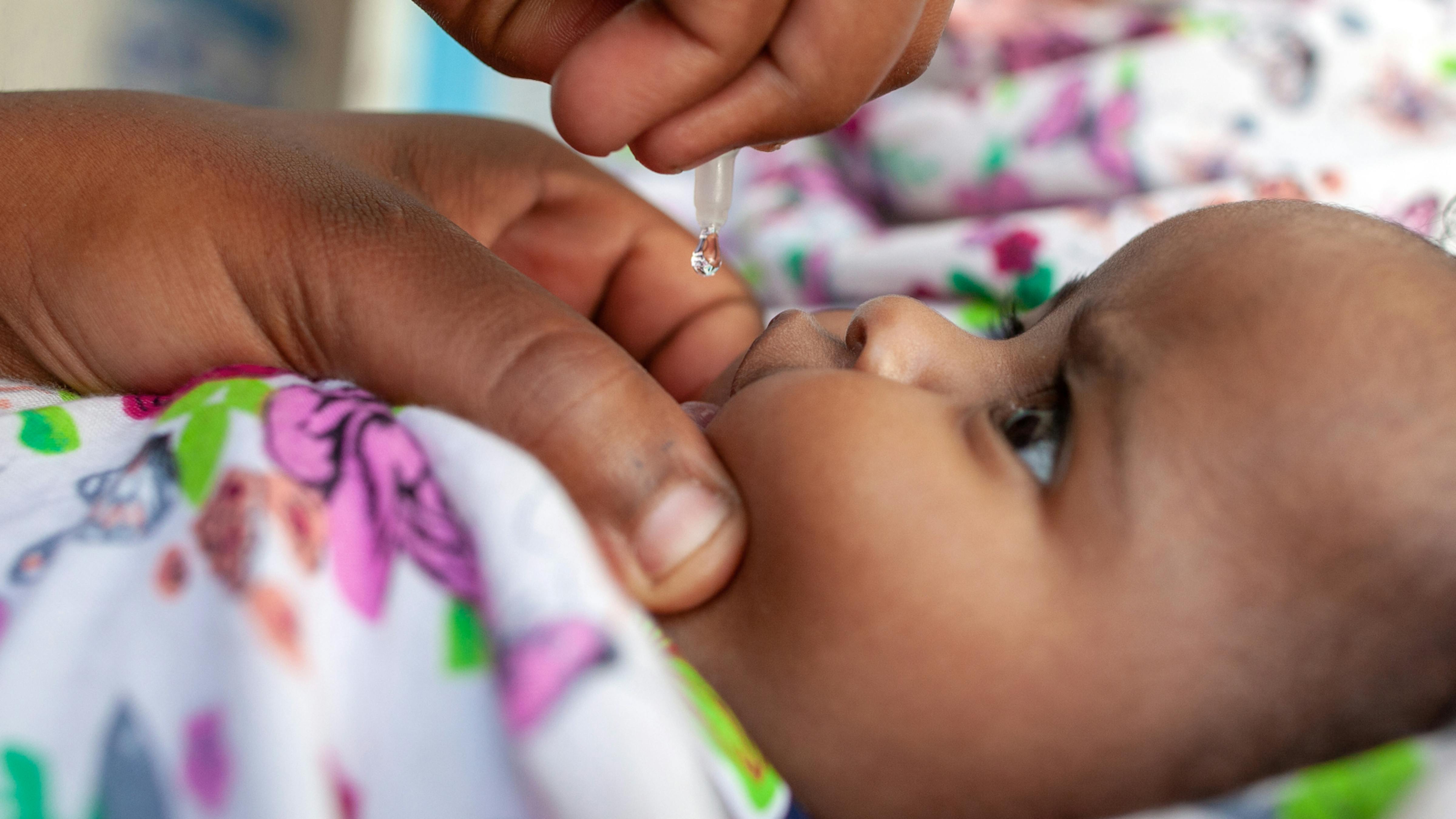Somalia, a un bambino di 3 mesi viene somministrato il vaccino orale antipolio