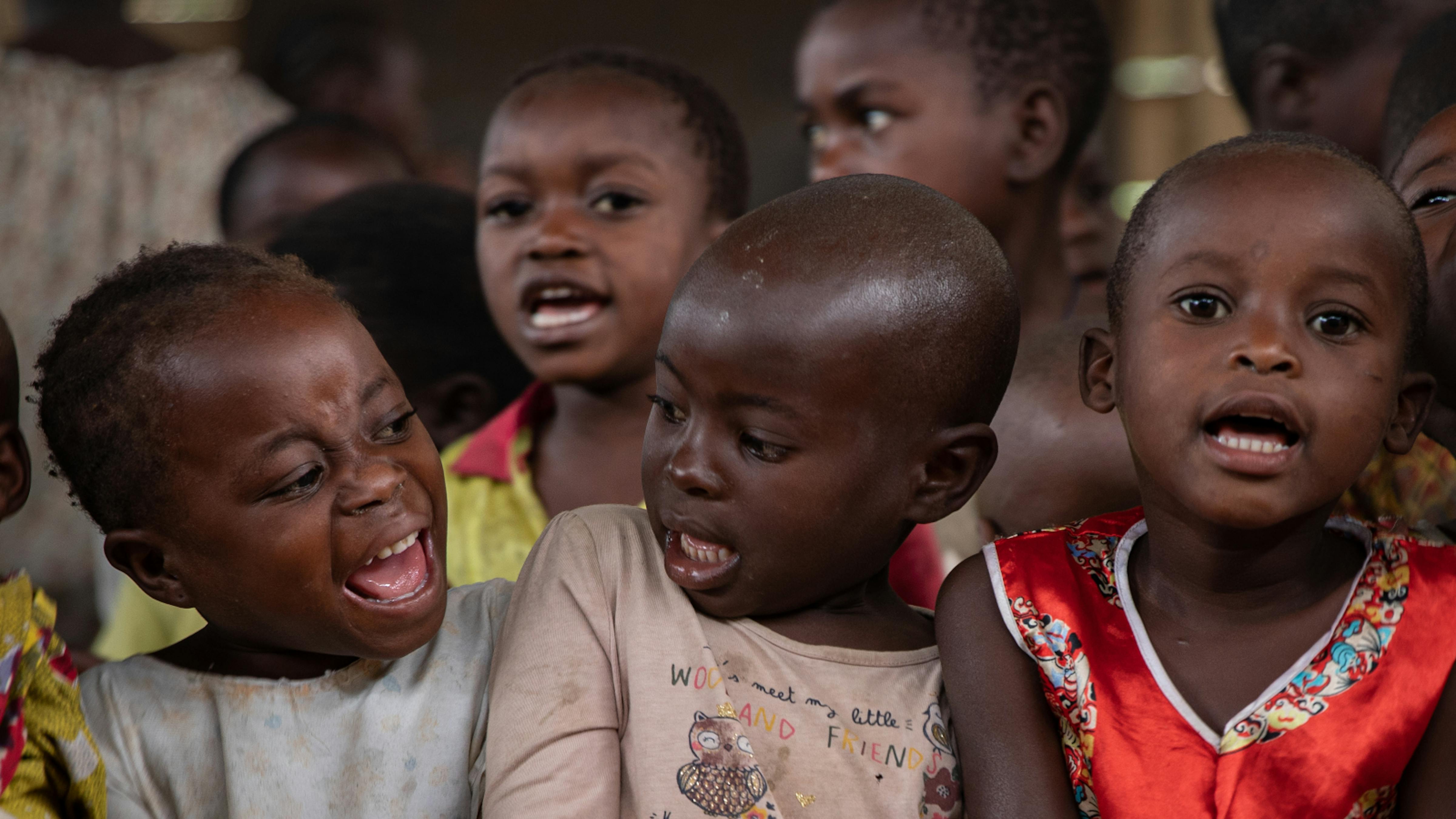 Congo, la vita nel campo sfollati non è facile per i bambini. In questo Child Friend Space dell'UNICEF, nel campo di Bunia, i bambini hanno trovato un posto sicuro dove imparare, giocare, socializzare con gli altri bambini