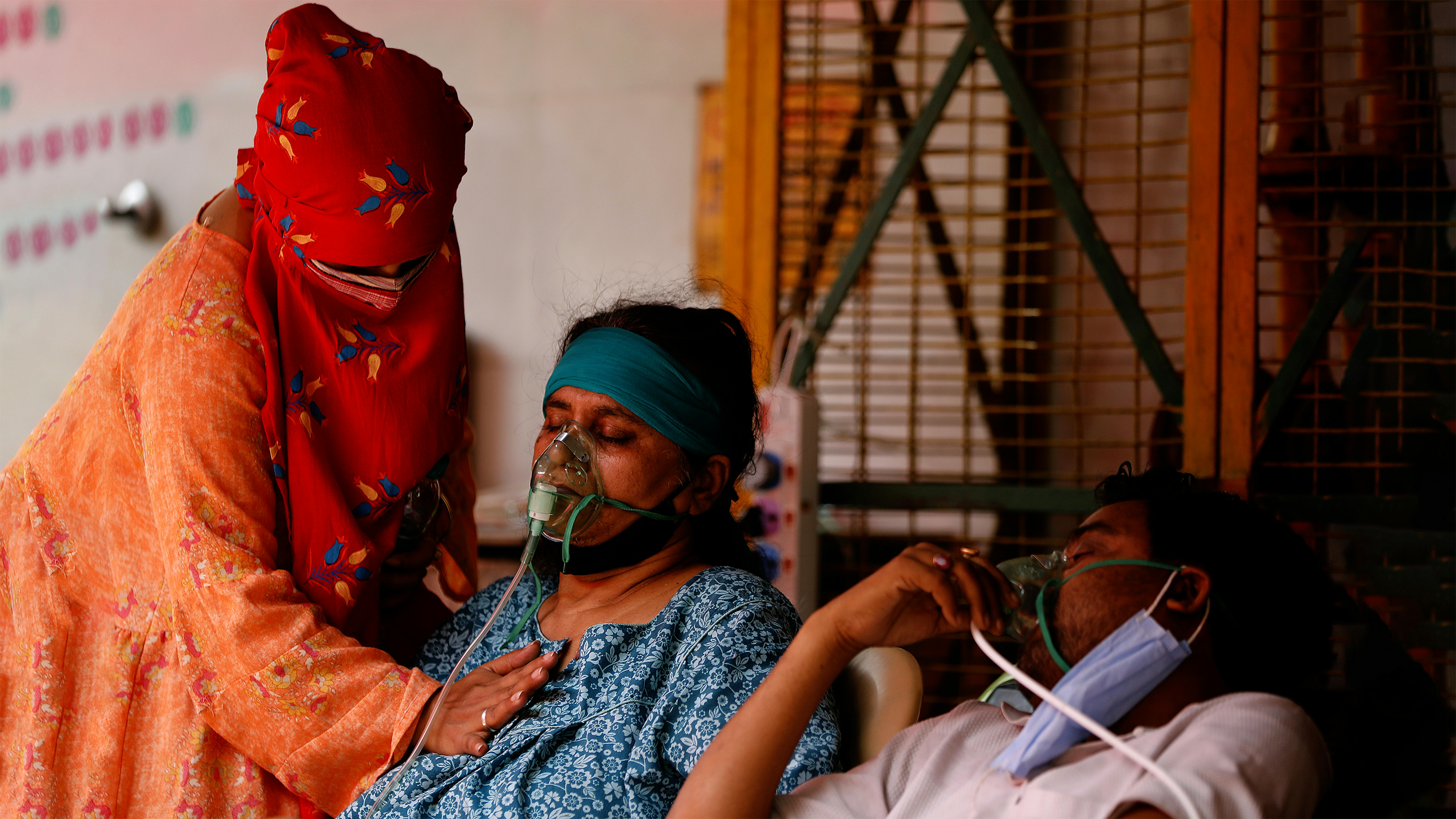 India, le persone con difficoltà respiratorie ricevono assistenza con ossigeno a Gurdwara, Uttar Pradesh.