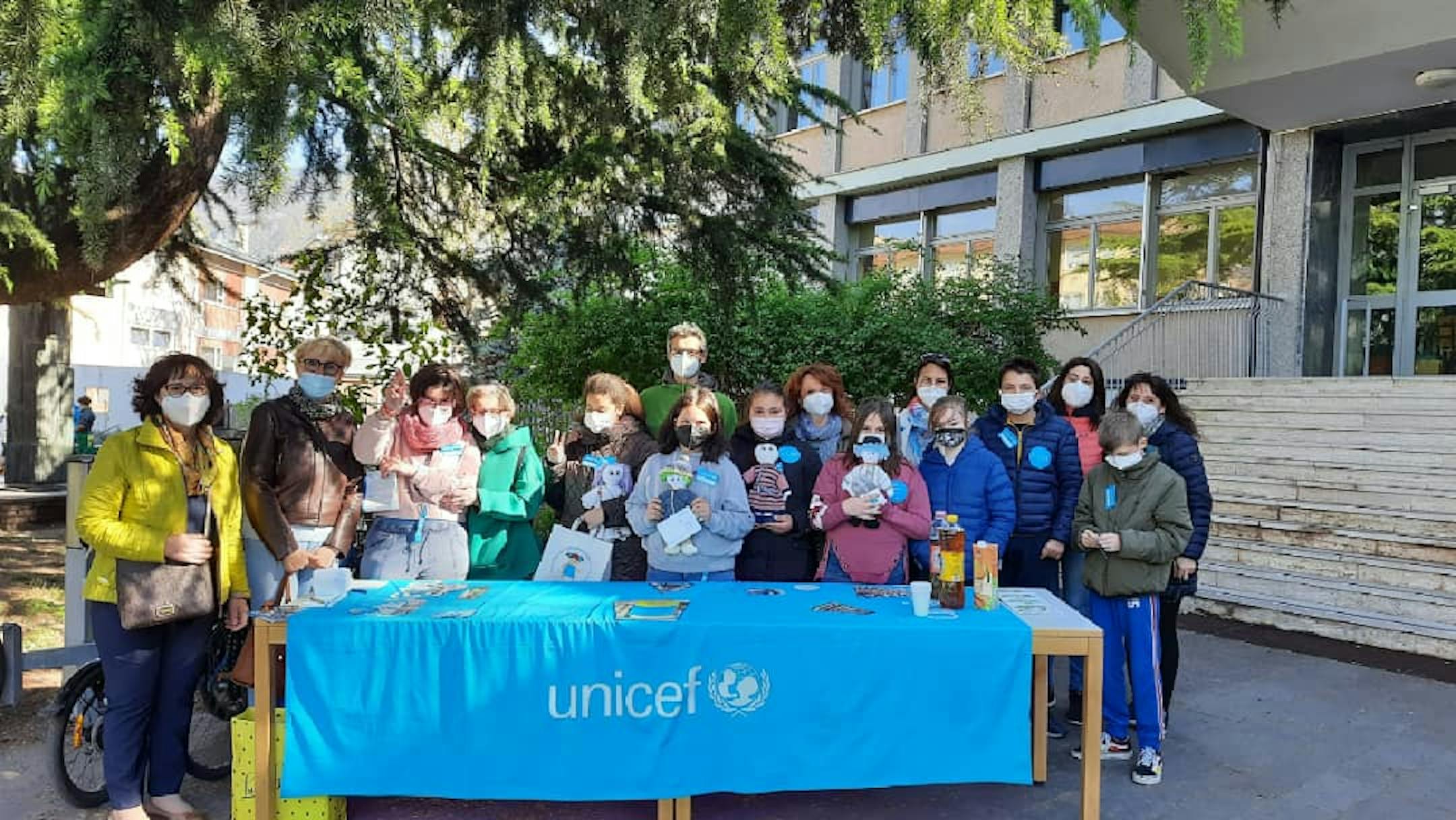 Alunni, insegnanti e volontari UNICEF con le Pigotte realizzate