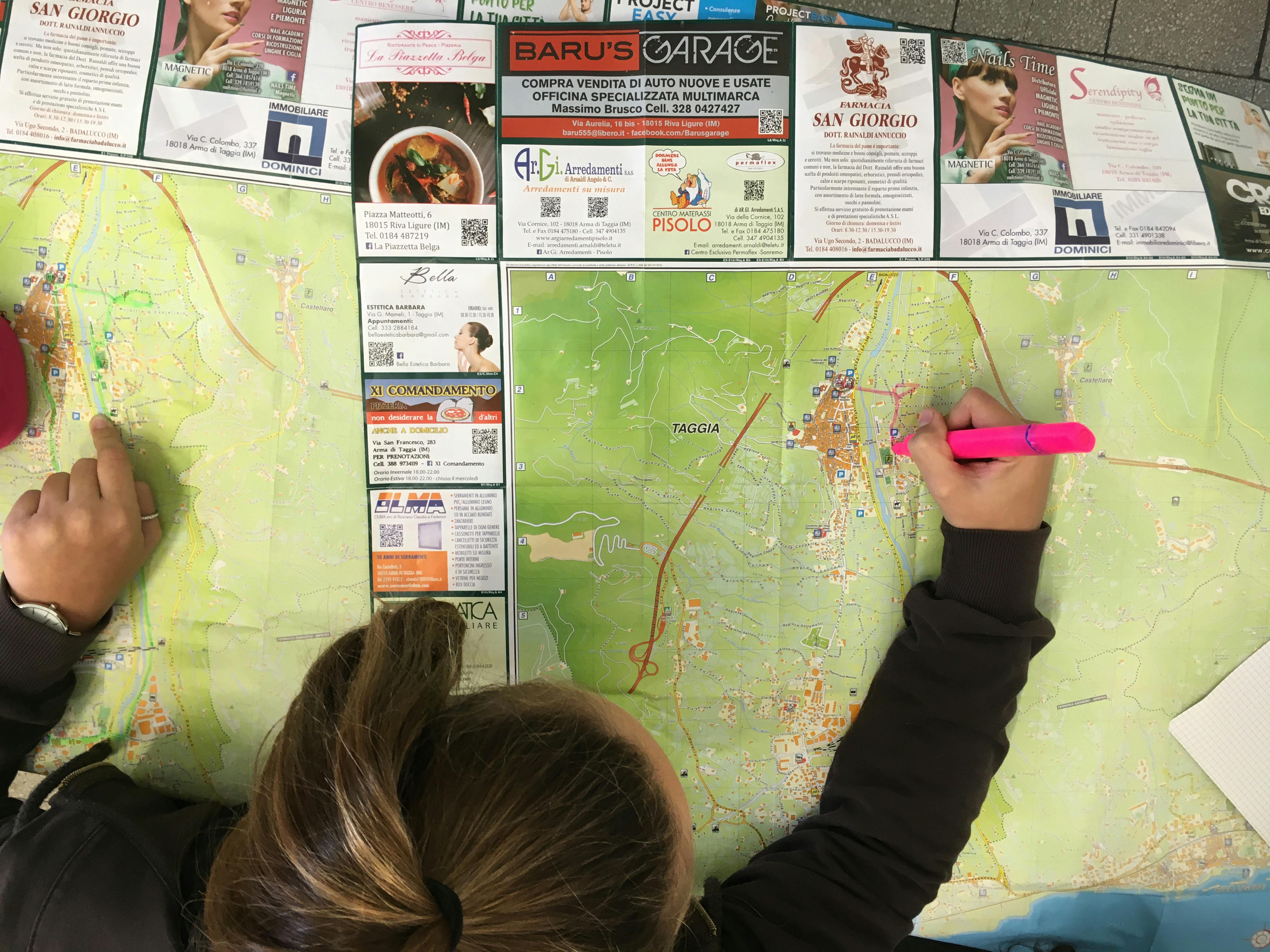 IS Ruffini-Aicardi, una studentessa traccia la cartina per l'attività di mappatura