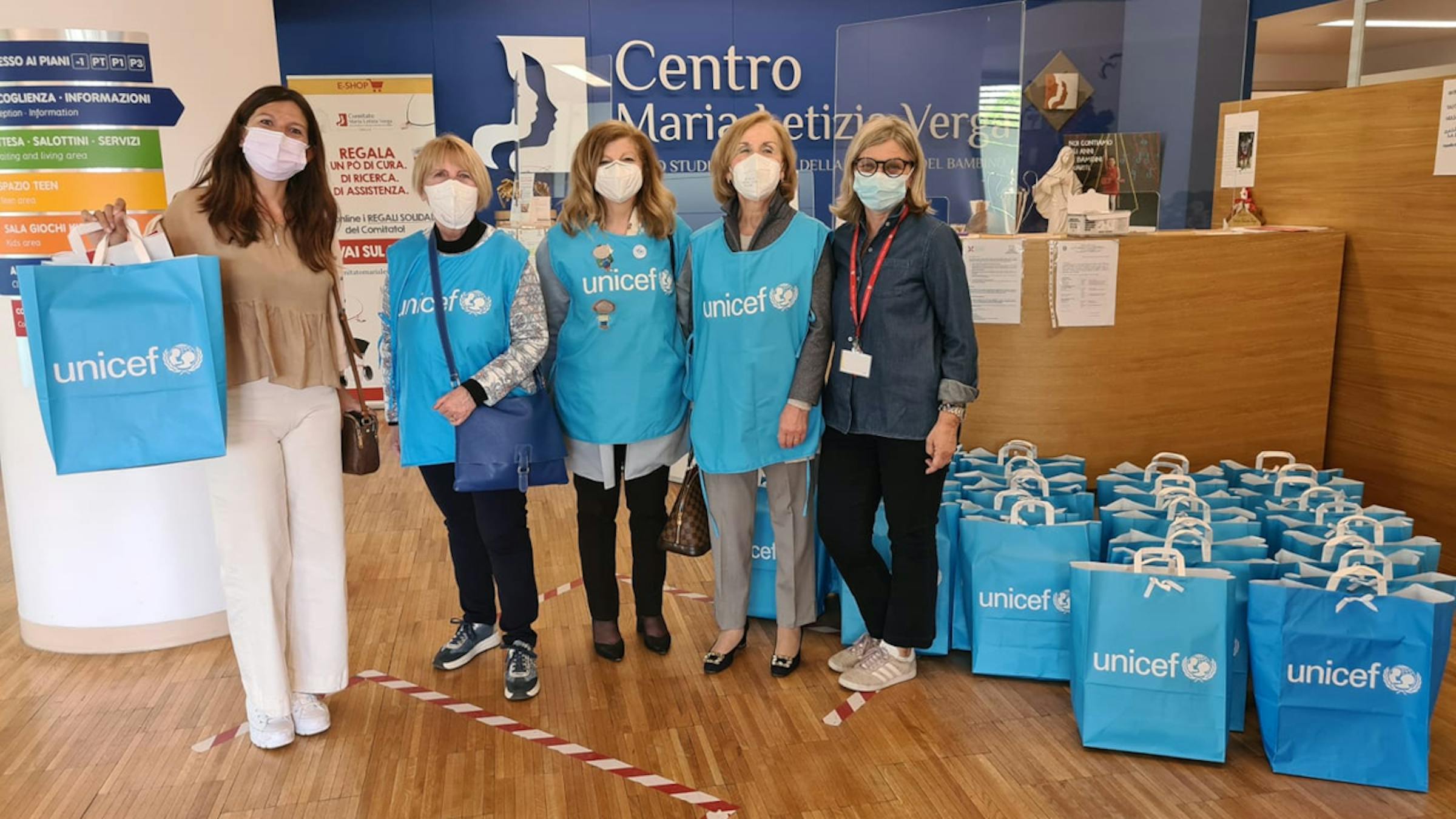 Volontarie UNICEF con il Regalo sospeso al Centro Maria Letizia Verga