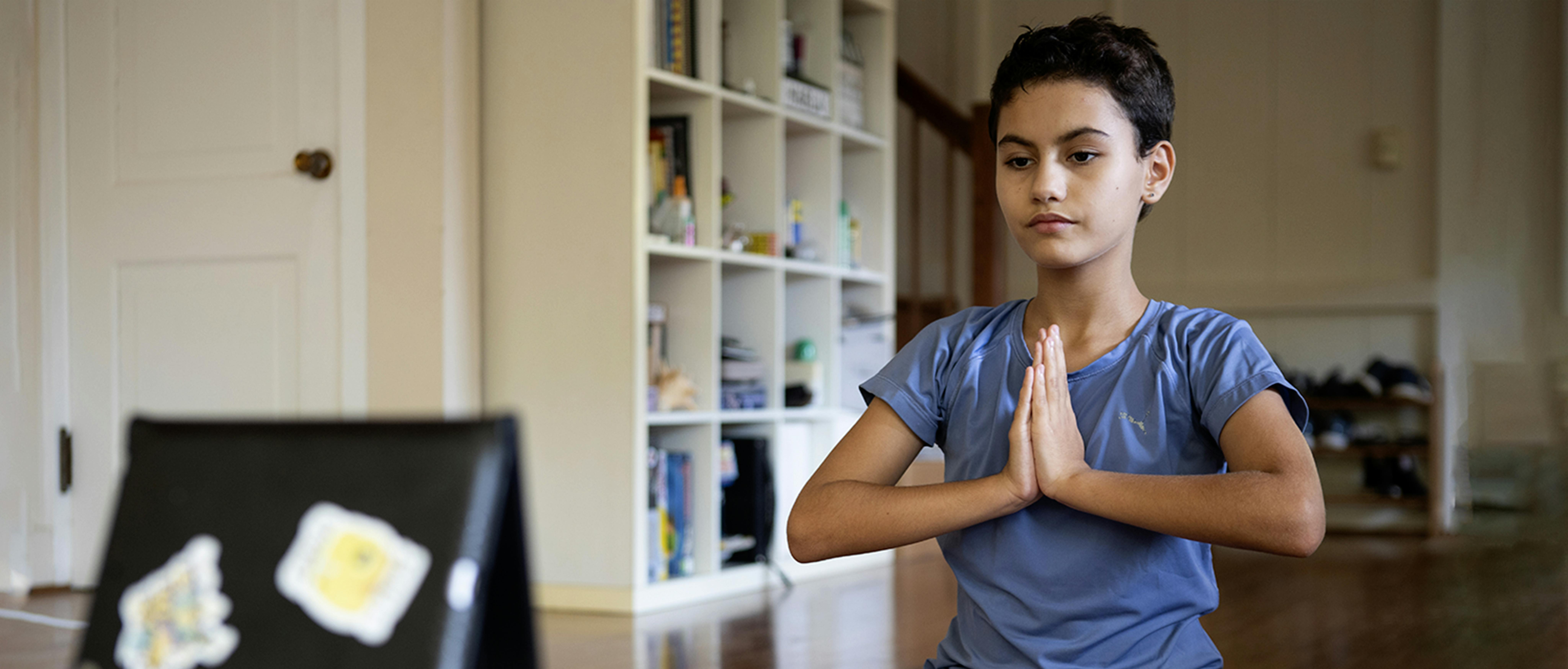 Mila, 11 anni, sta seguendo una lezione di yoga durante il lockdown in Gamboa, Panama.