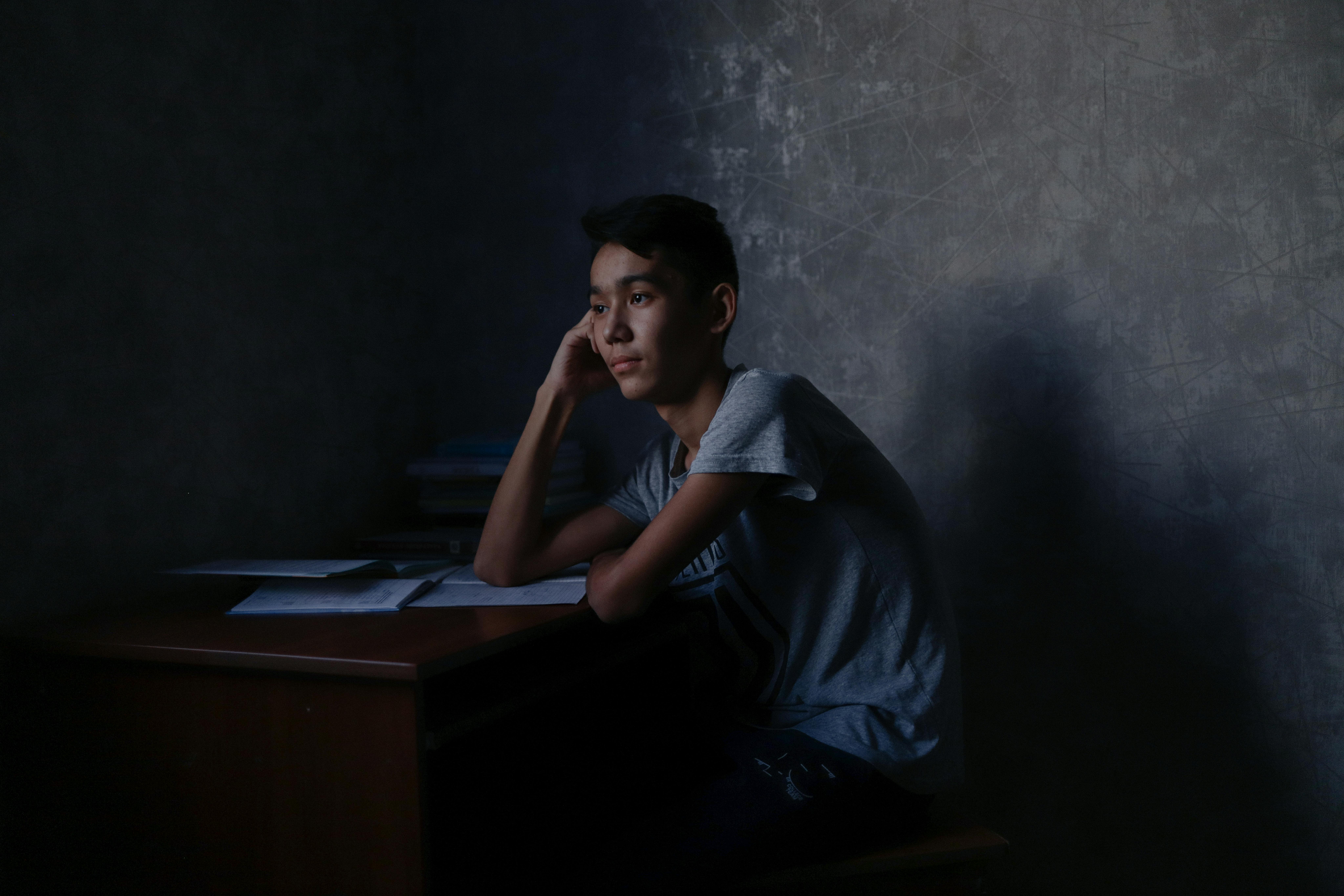 Baurzhan, 14 anni, sembra non riuscire a concentrarsi sui compiti. Vive a Shymkent, in Kazakhstan