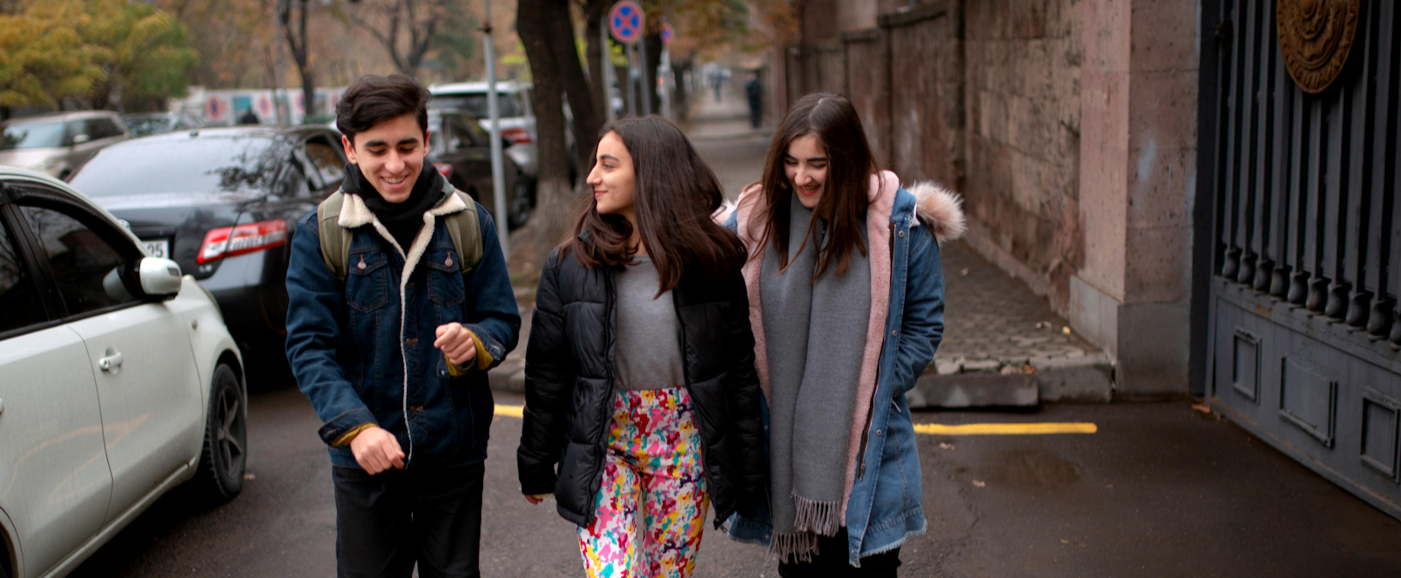 Armenia, Robert e le sue amiche camminano per le strade di Yerevan per andare a lezione di musica presso il Nexus Center for Arts.