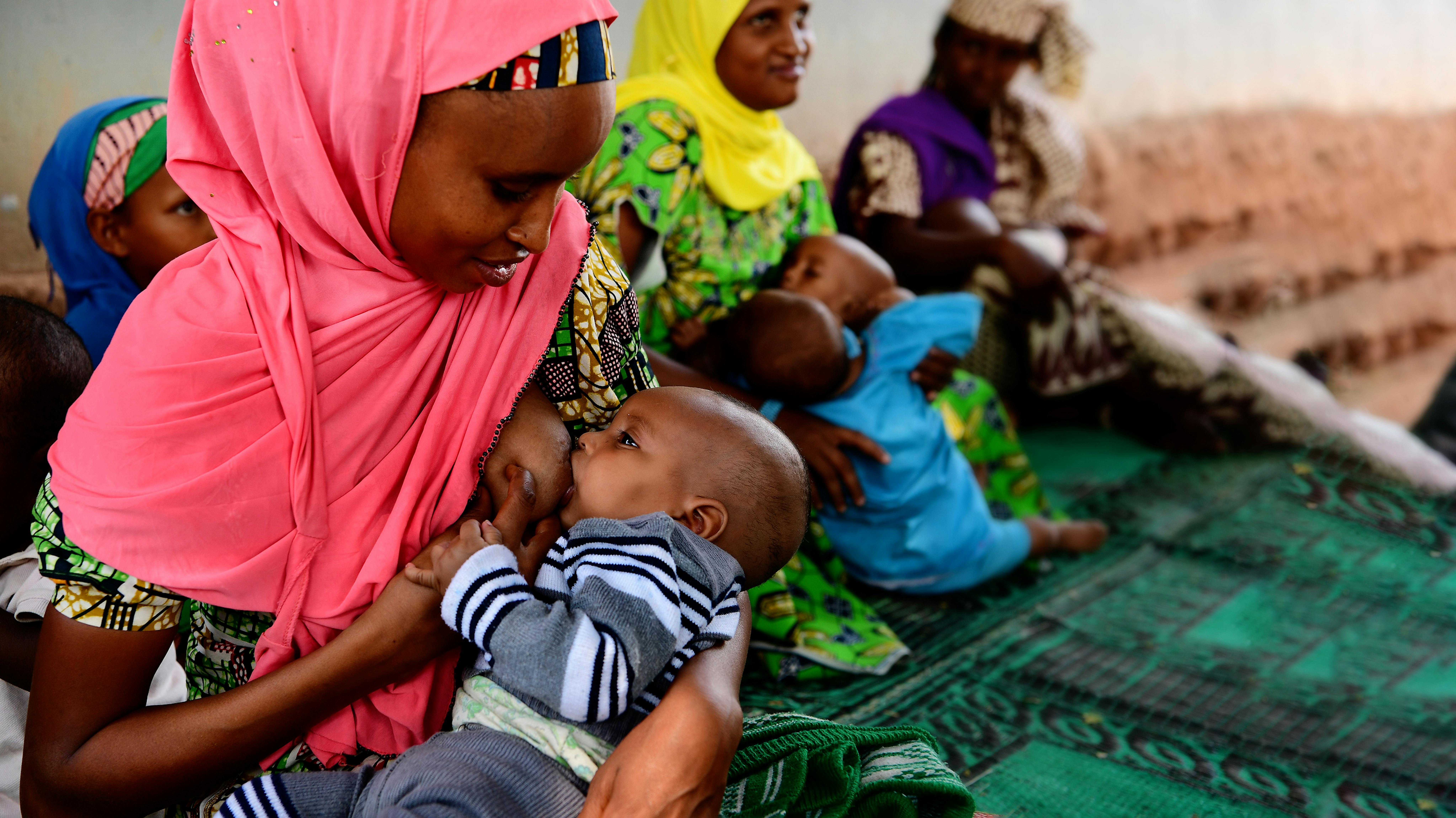 Mafousatou, 25 anni, allatta il suo bambino di 4 mesi, Hadisa, a Beroua, nell'est del Camerun.