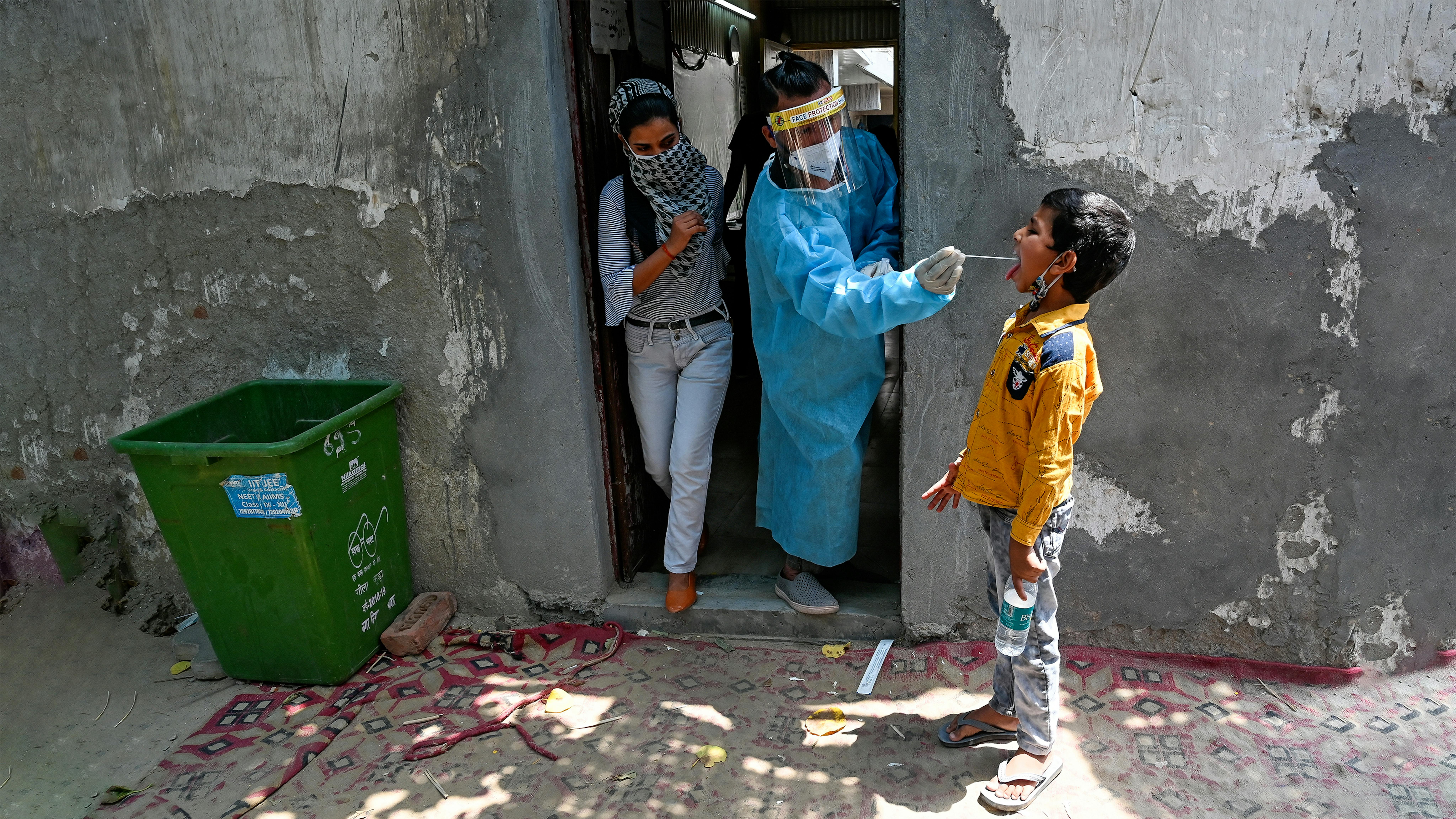 India, un operatore sanitario effettua  il tampone a un ragazzo. © UNICEF/UN0455357/Singh/AFP Foto non utilizzabile dai media
