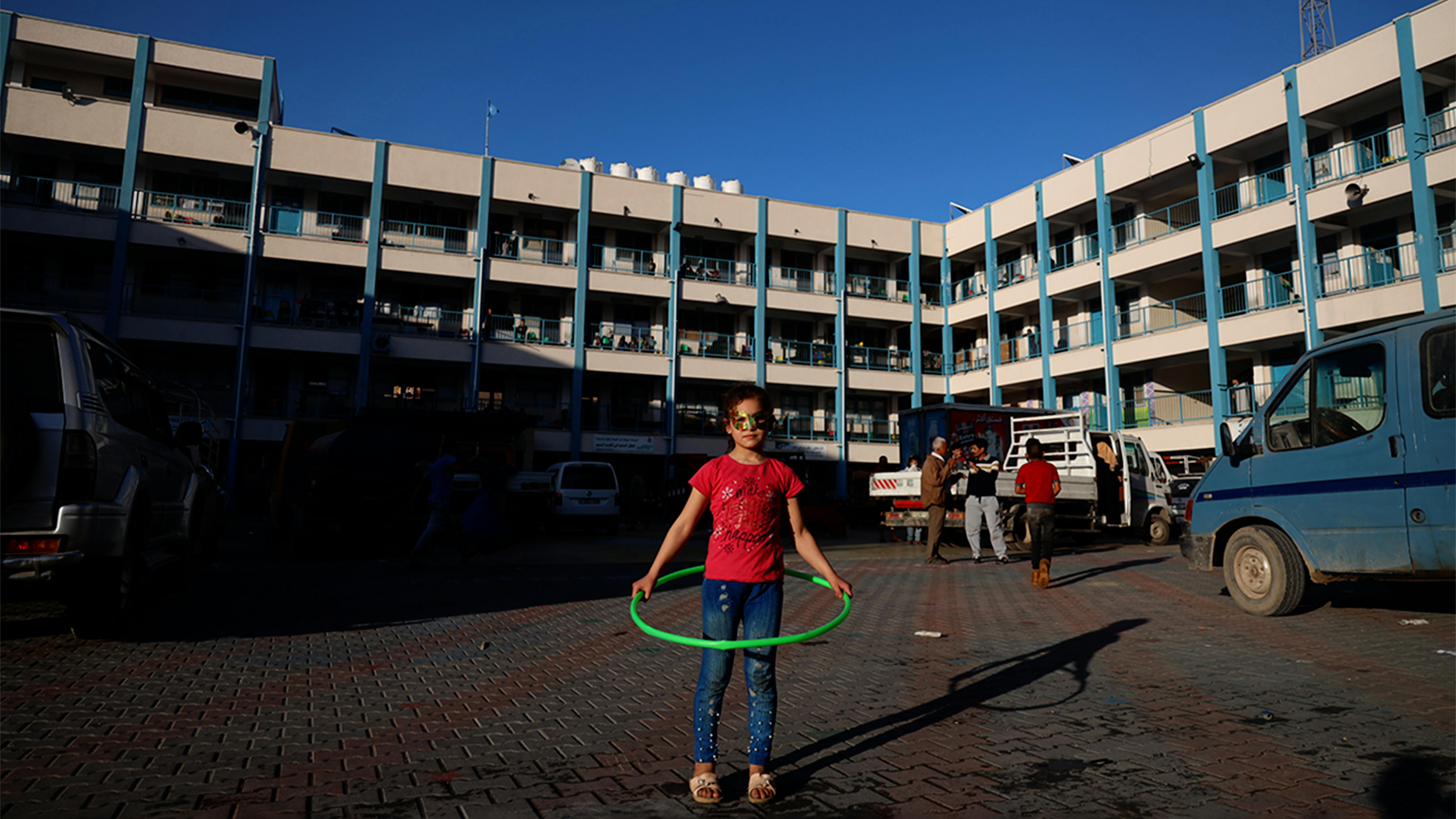 Una ragazza palestinese gioca nel cortile di una scuola dell'UNRWA nella Striscia di Gaza, attualmente utilizzate come rifugio temporaneo