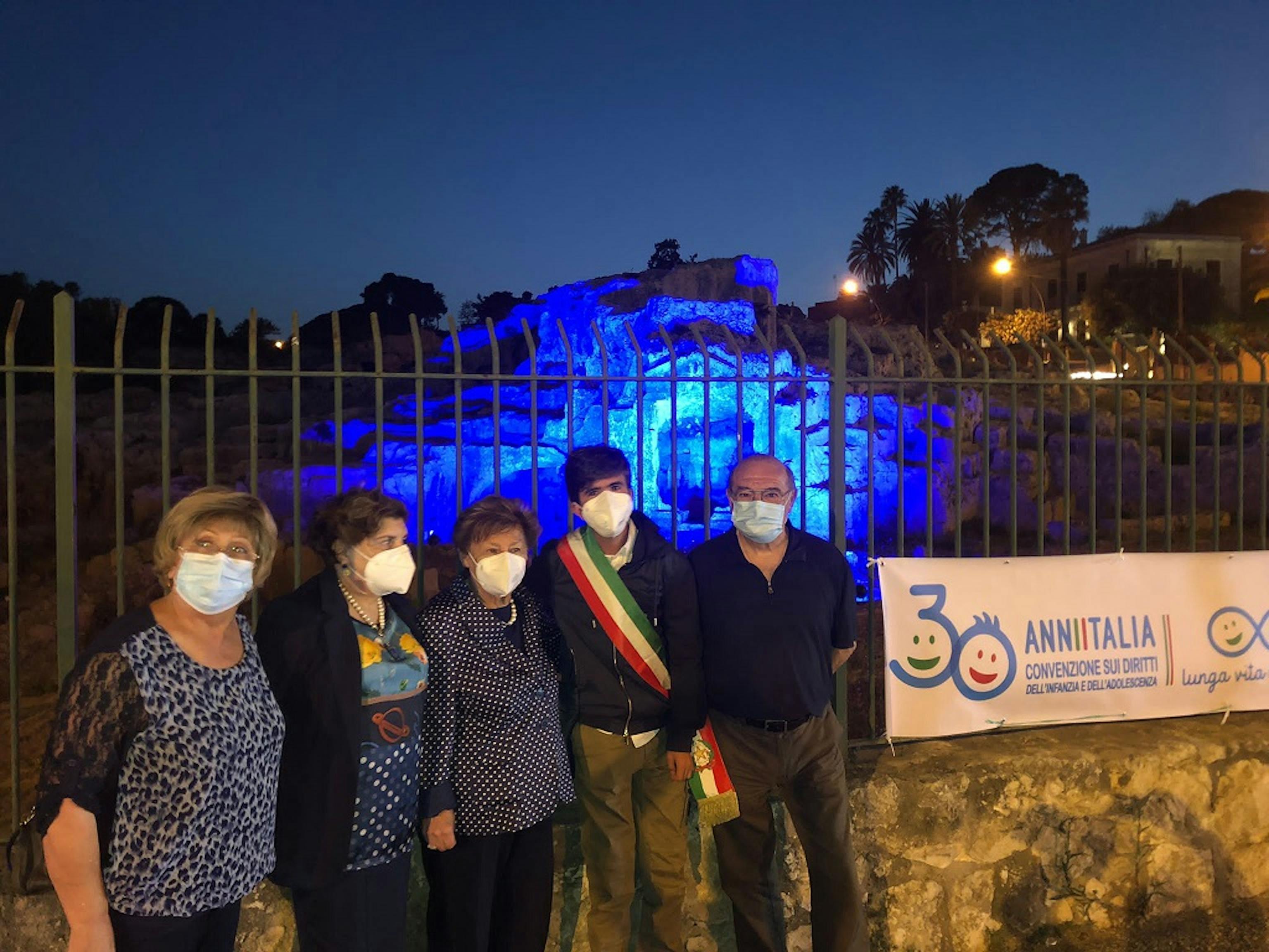 La Presidente dell'UNICEF Carmela Pace presso la Tomba di Archimede illuminata di azzurro