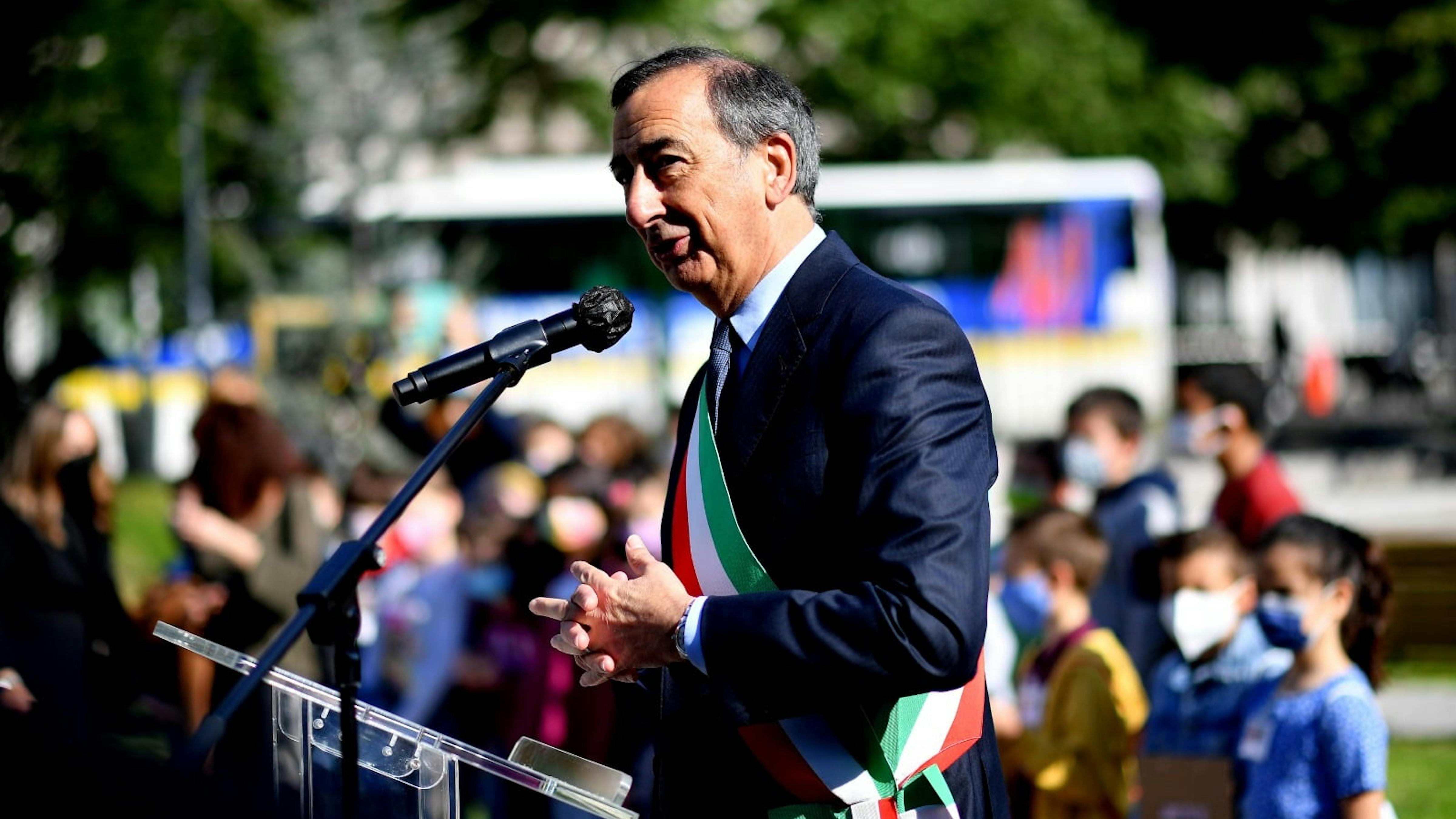 Il Sindaco Sala di Milano durante l'inaugurazione del giardino dei bambini e delle bambine del mondo.