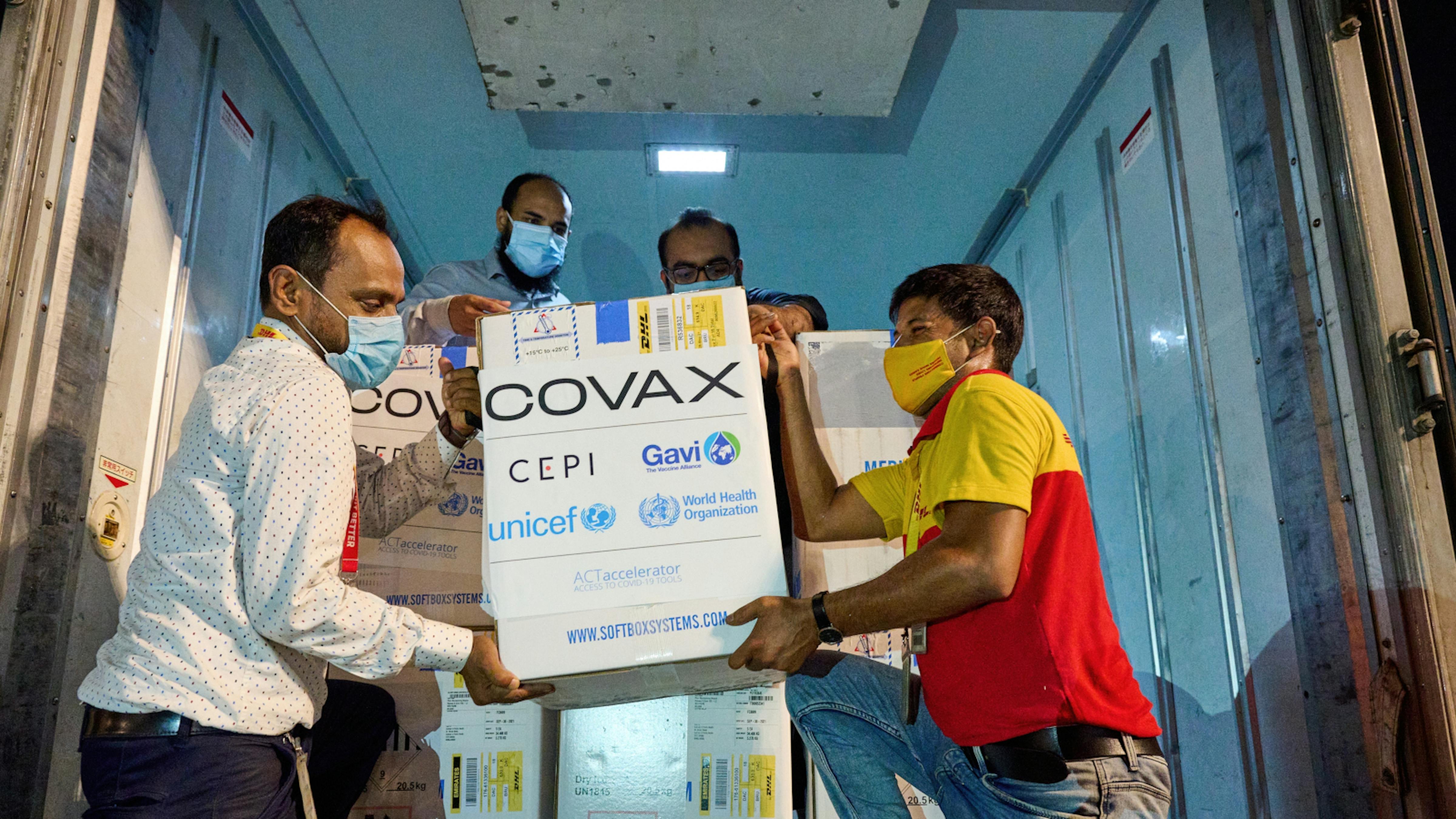 il Bangladesh riceve un carico di vaccini anti COVID-19 dall'iniziativa COVAX guidata da Gavi, CEPI, OMS e UNICEF