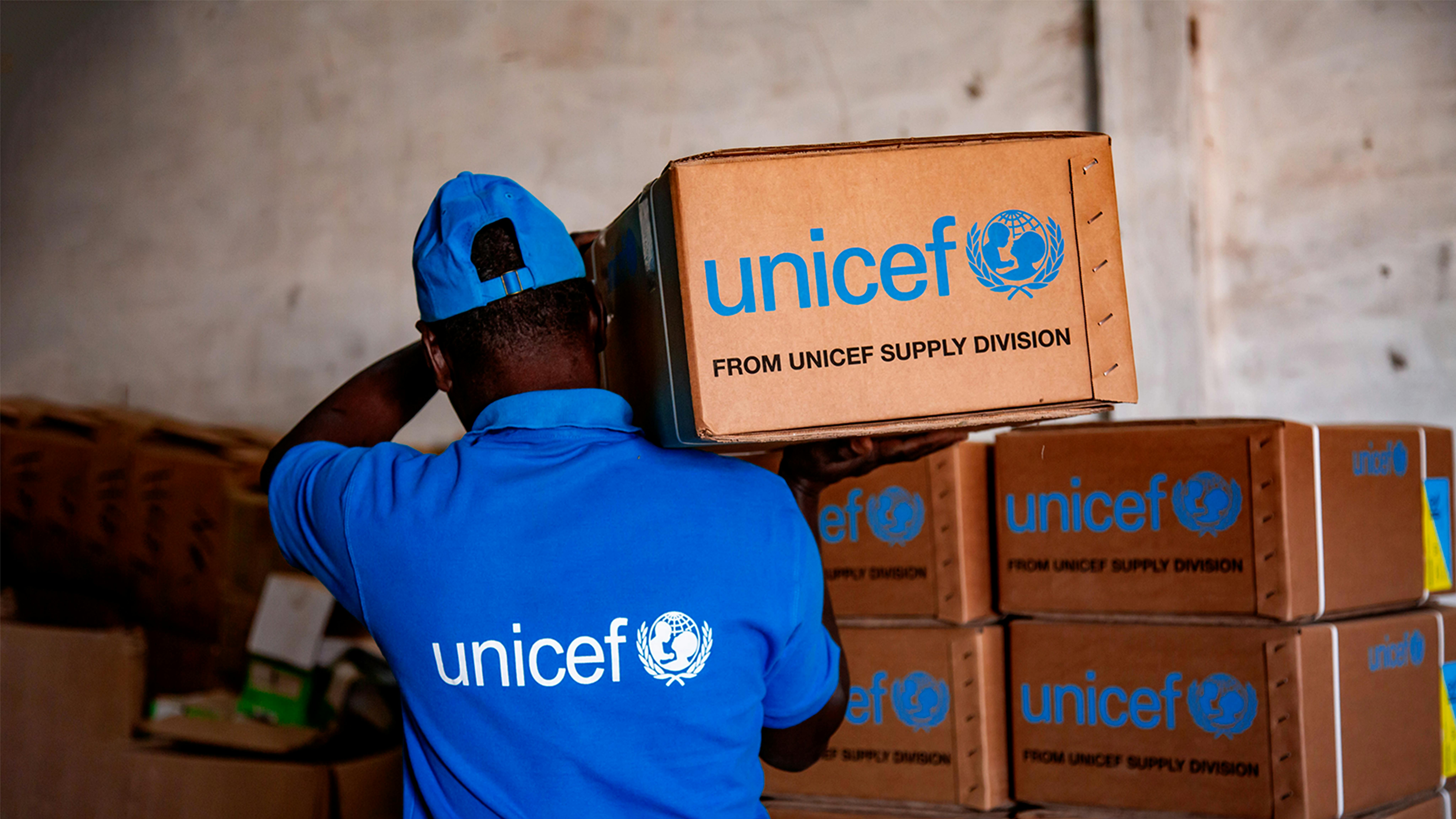 Mauritania, un operatore unice responsabile delle forniture trasporta l'attrezzatura dell'UNICEF prima che venga consegnata sul campo.