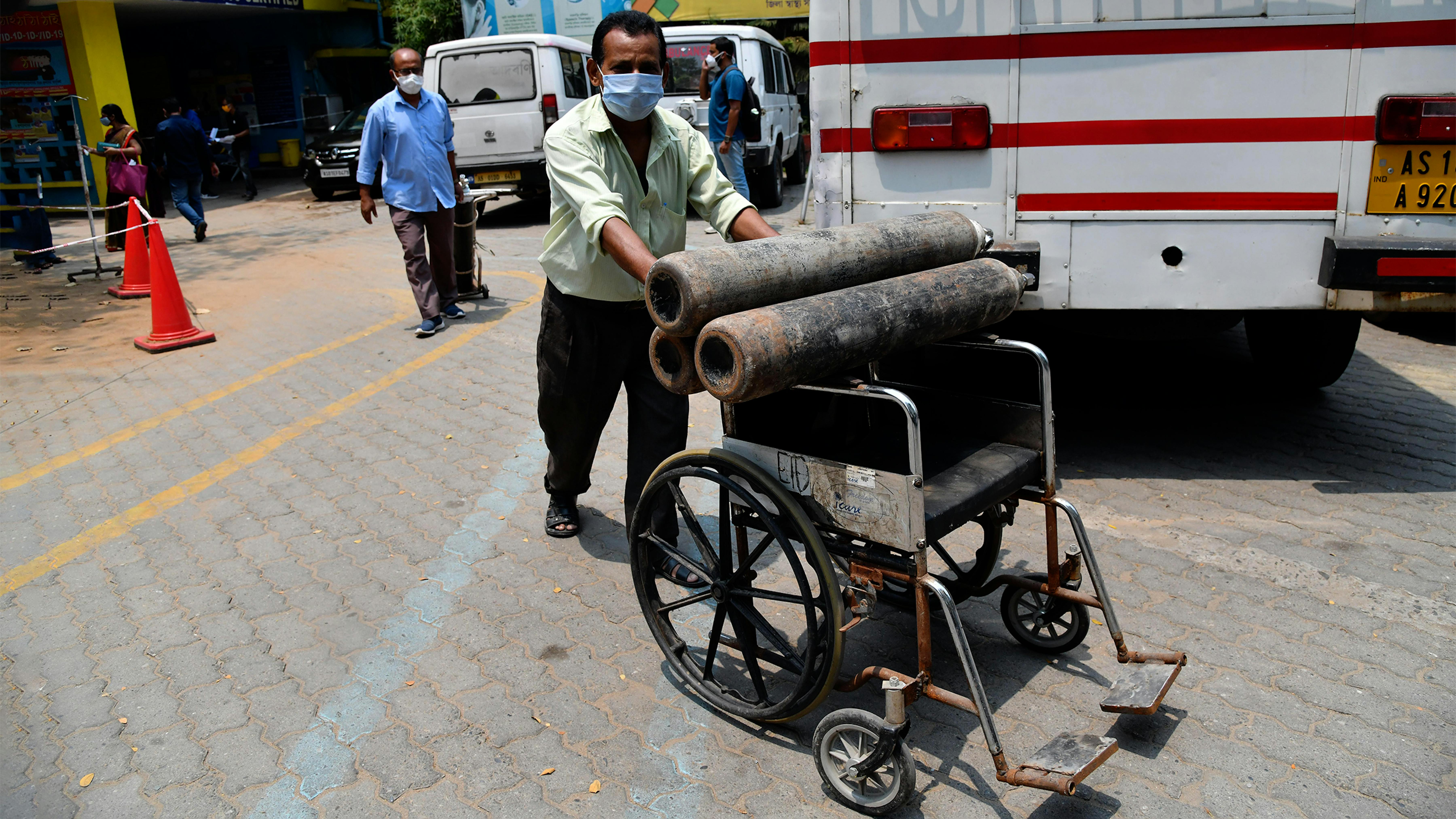 India, trasporto in condizioni non sicure di bombole di ossigeno nell’Assam 