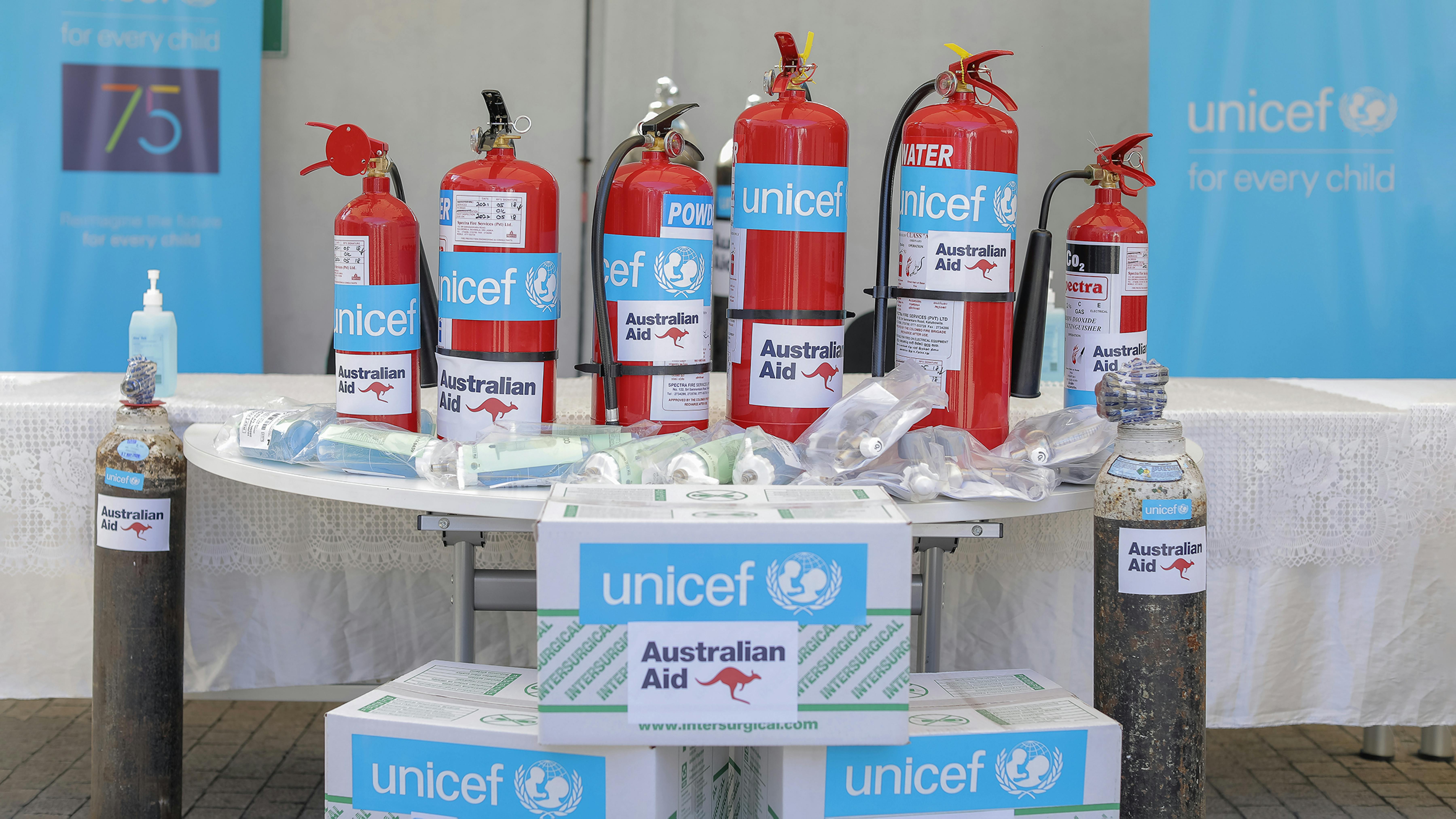  Sri Lanka, bombole di ossigeno, maschere ed estintori portati dall’UNICEF in un ospedale