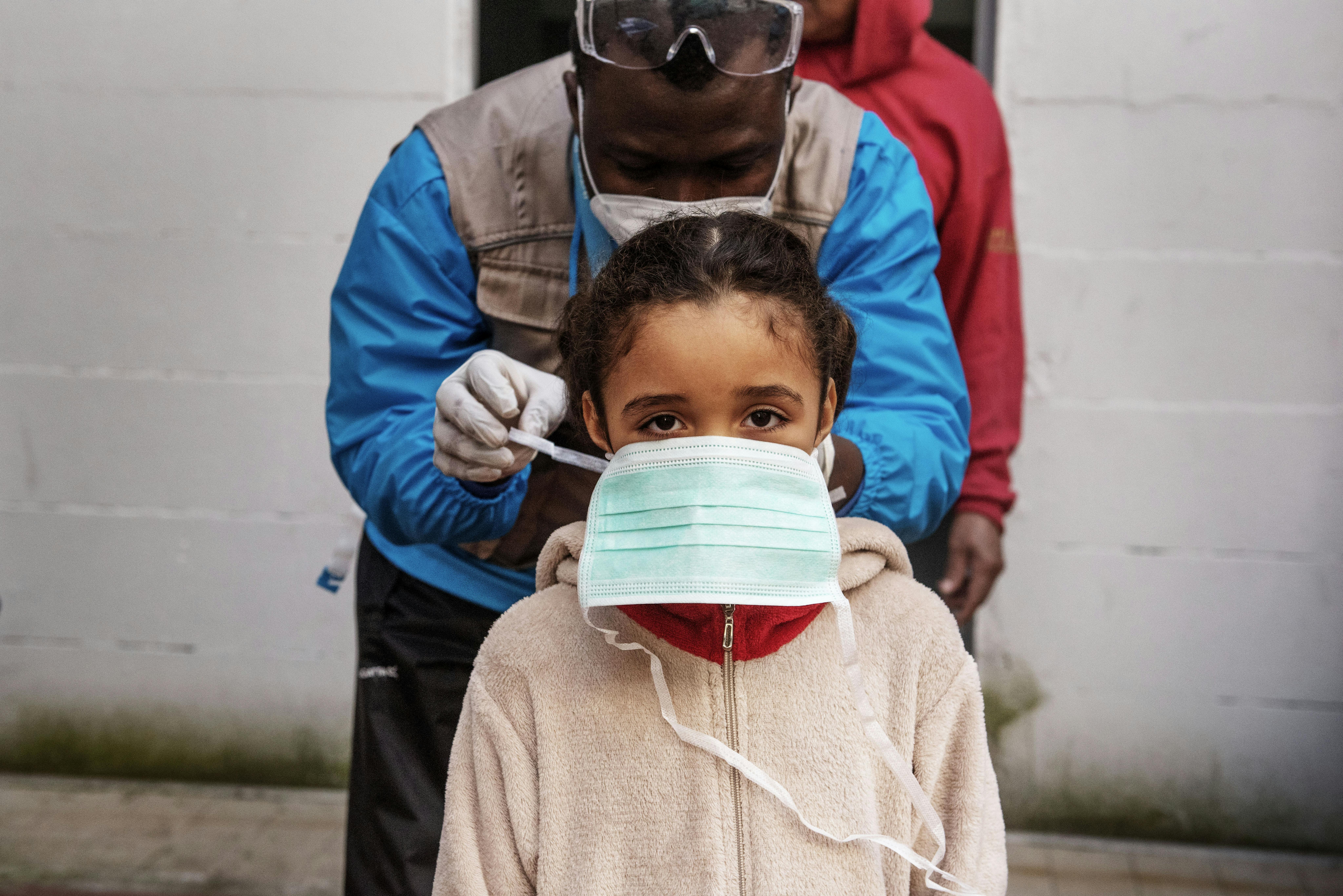 Una bambina protetta con una mascherina contro il COVID-19