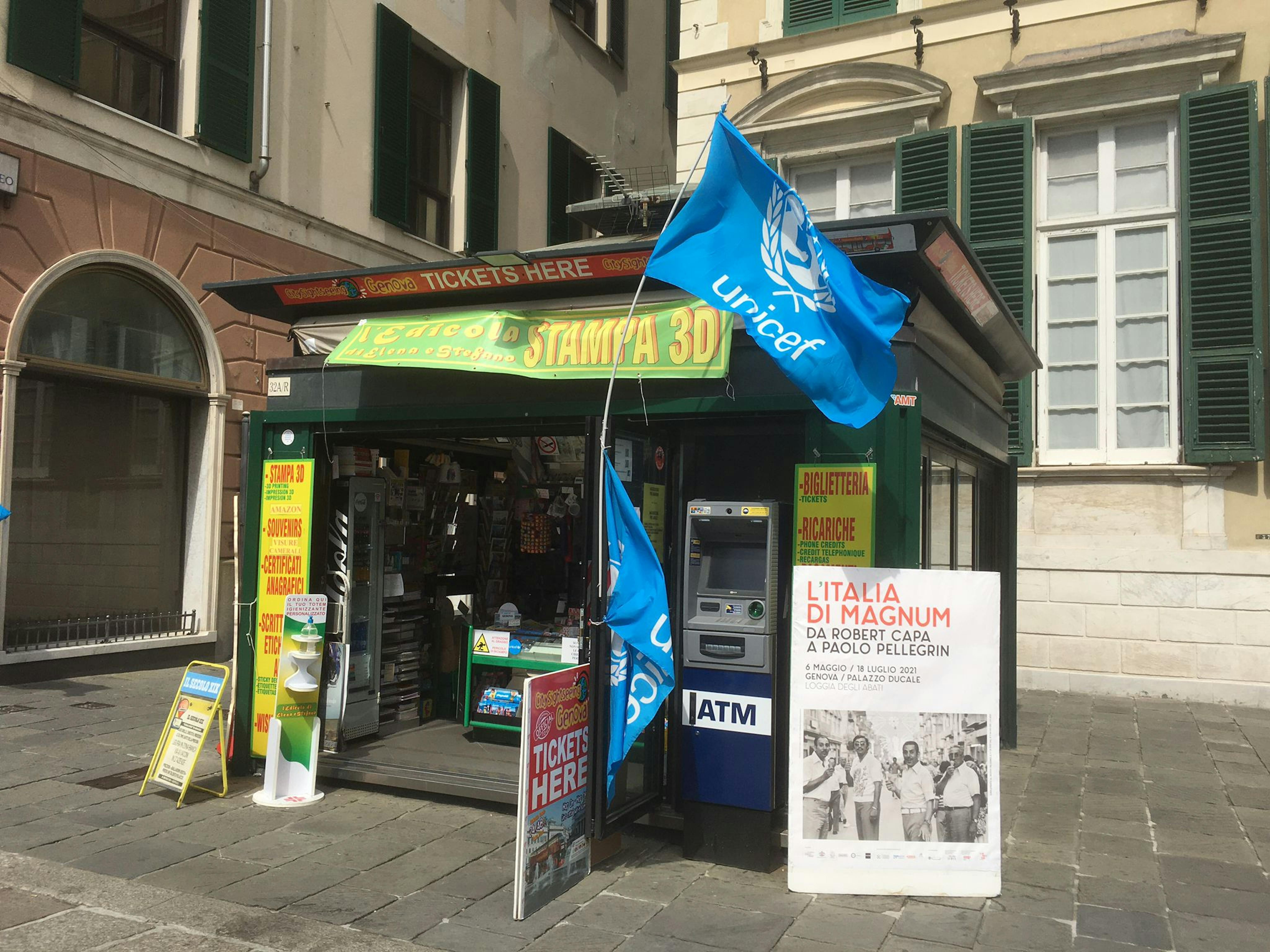 Genova, bandiera dell'UNICEF sull'edicola