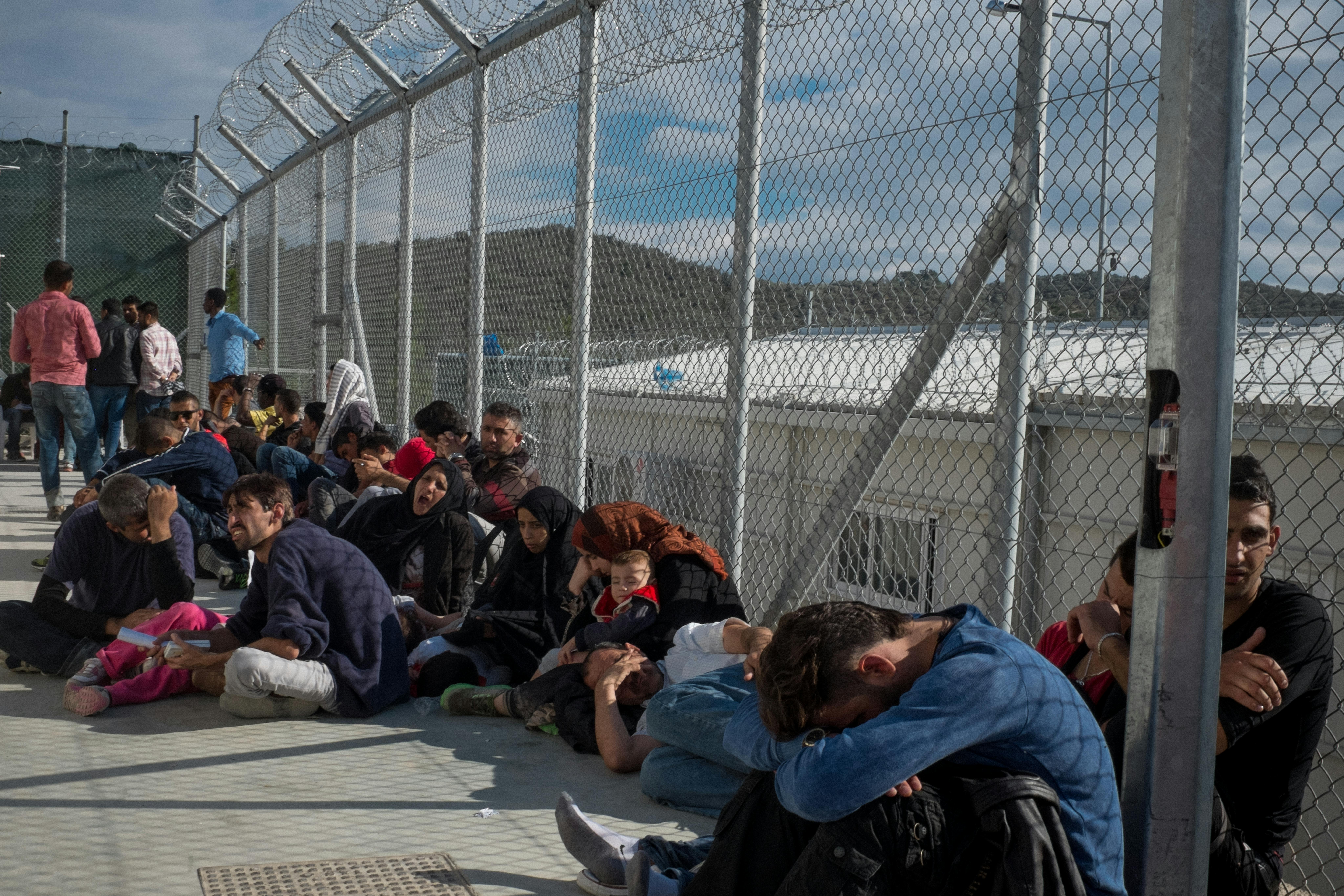 Grecia, isola di Lesbo: bambini e adulti in attesa presso il centro di accoglienza di Moria per rifugiati e migranti
