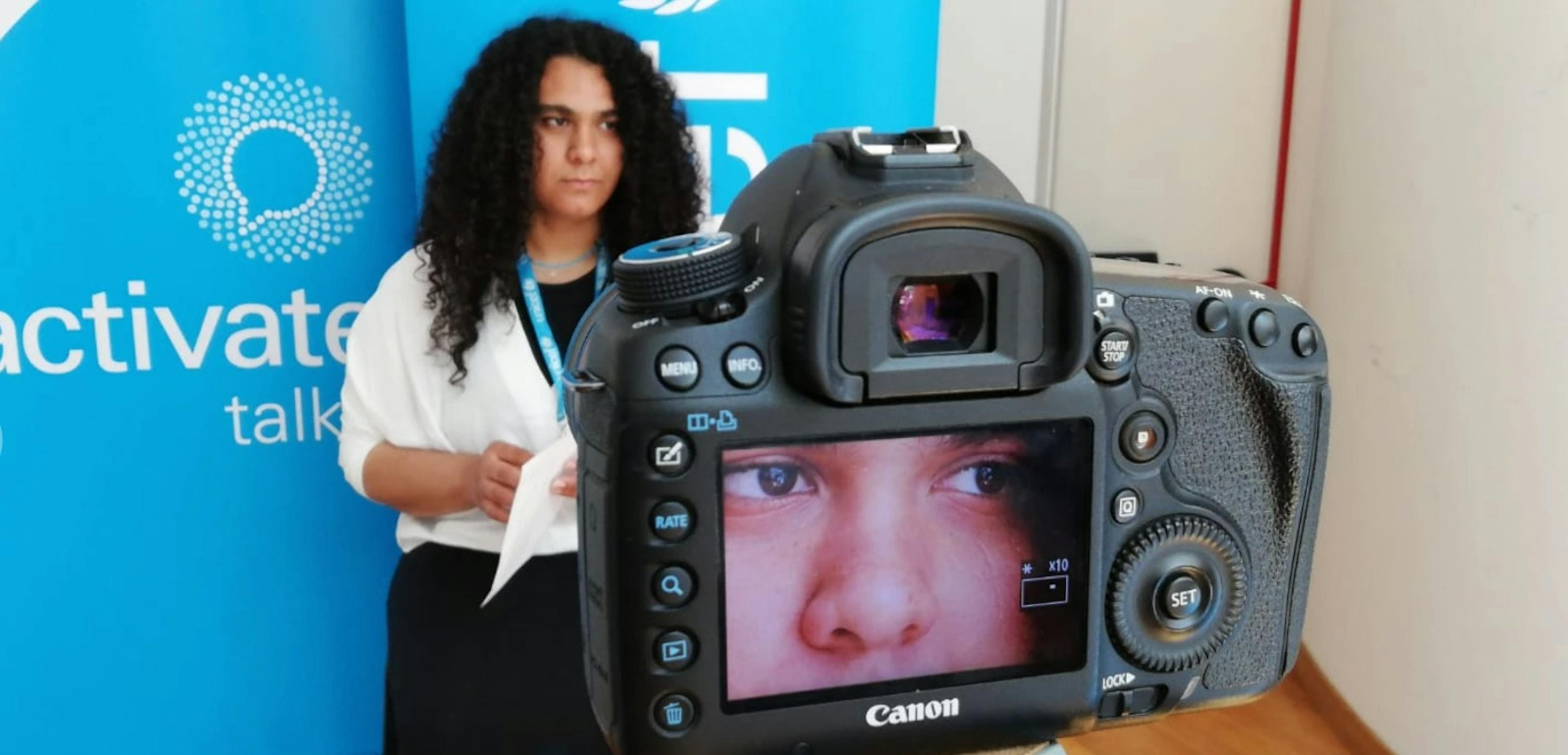 Activate Talk: una ragazza si prepara al suo intervento davanti alla telecamera