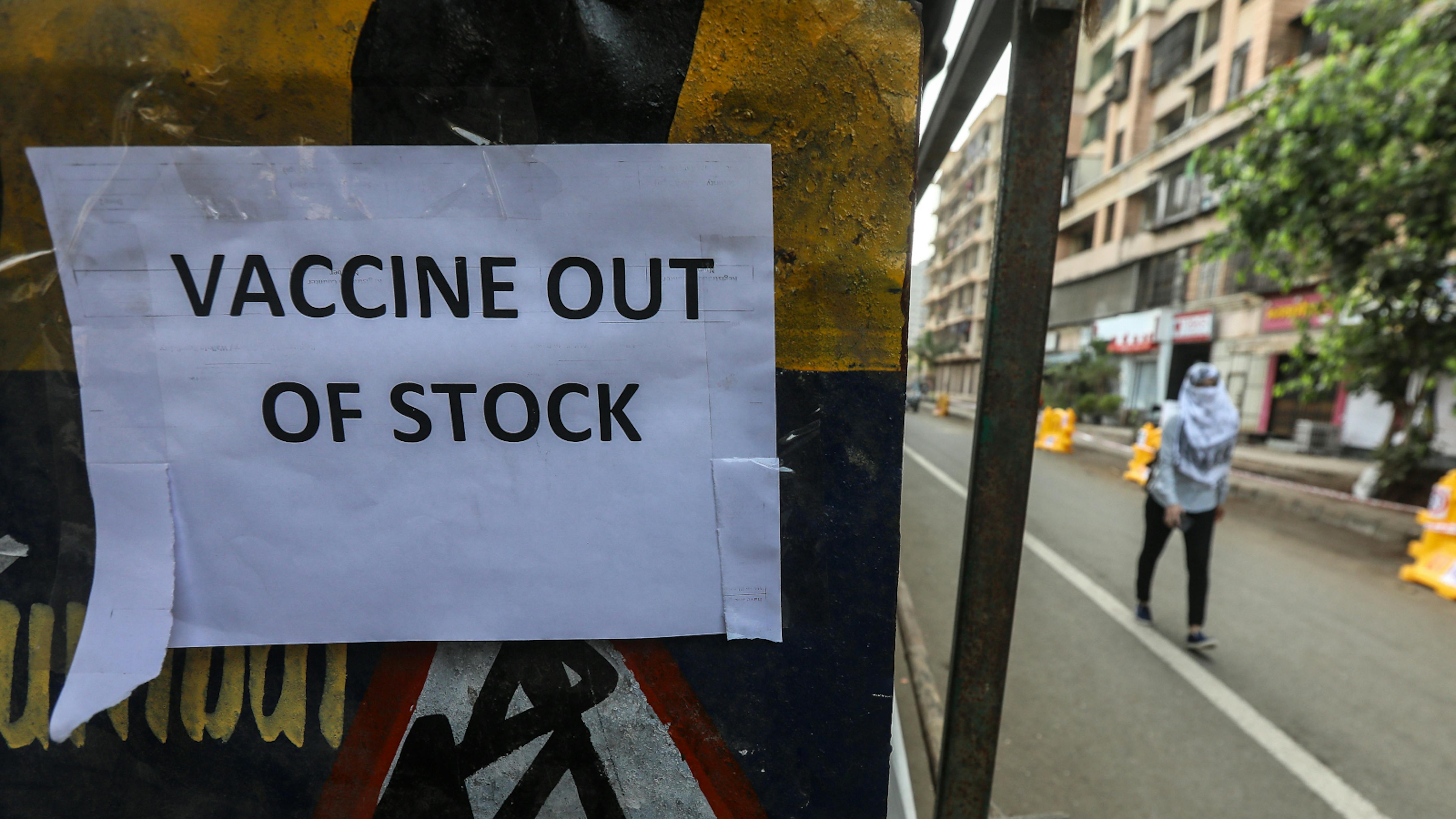 India, un messaggio sulla carenza di vaccino contro il covid al di fuori del centro di vaccinazione nell'area di Dahisar a Mumbai