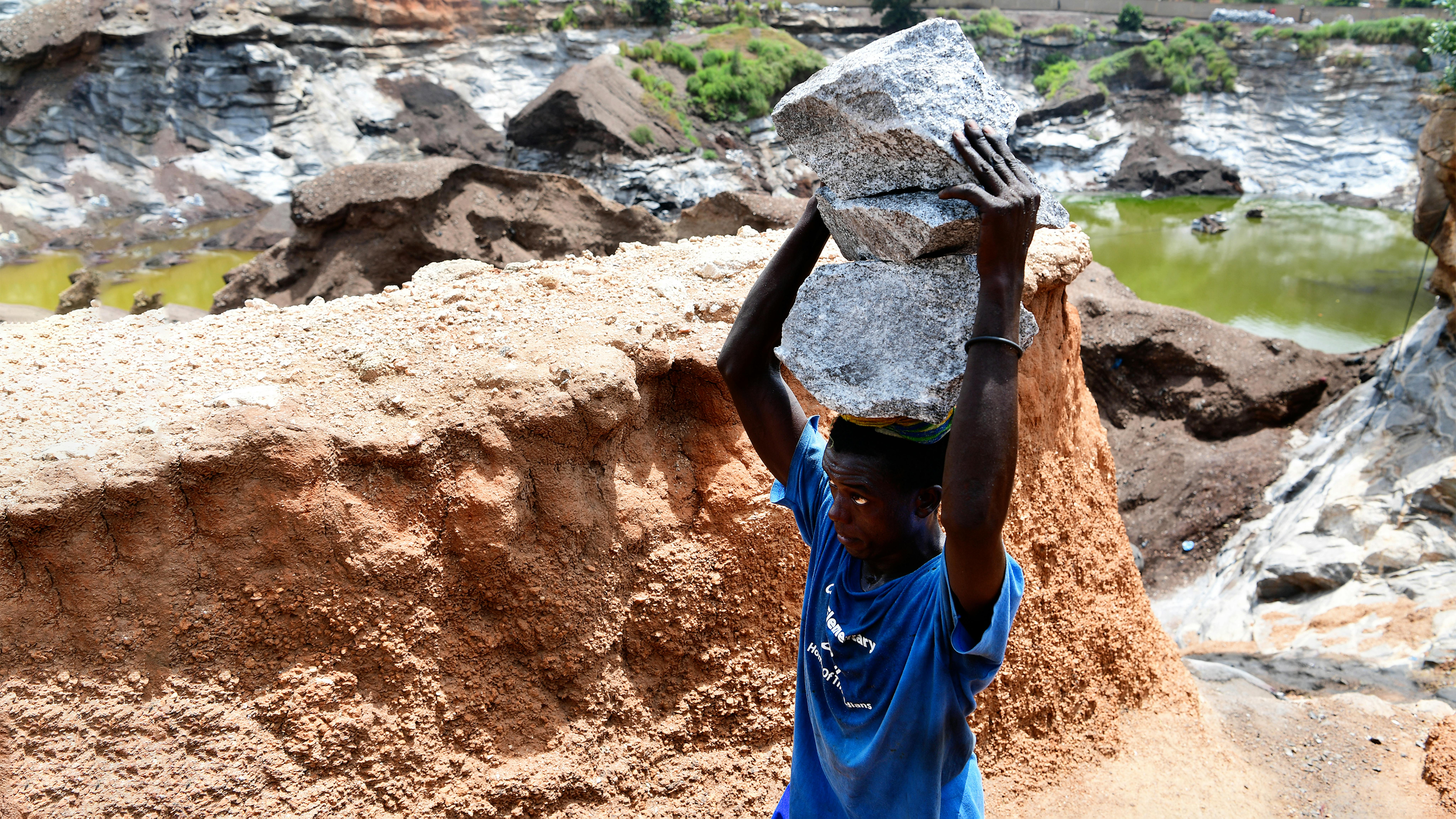 Burkina Faso, un bambino lavoratore nella miniera di Pissy, Ouagadougou