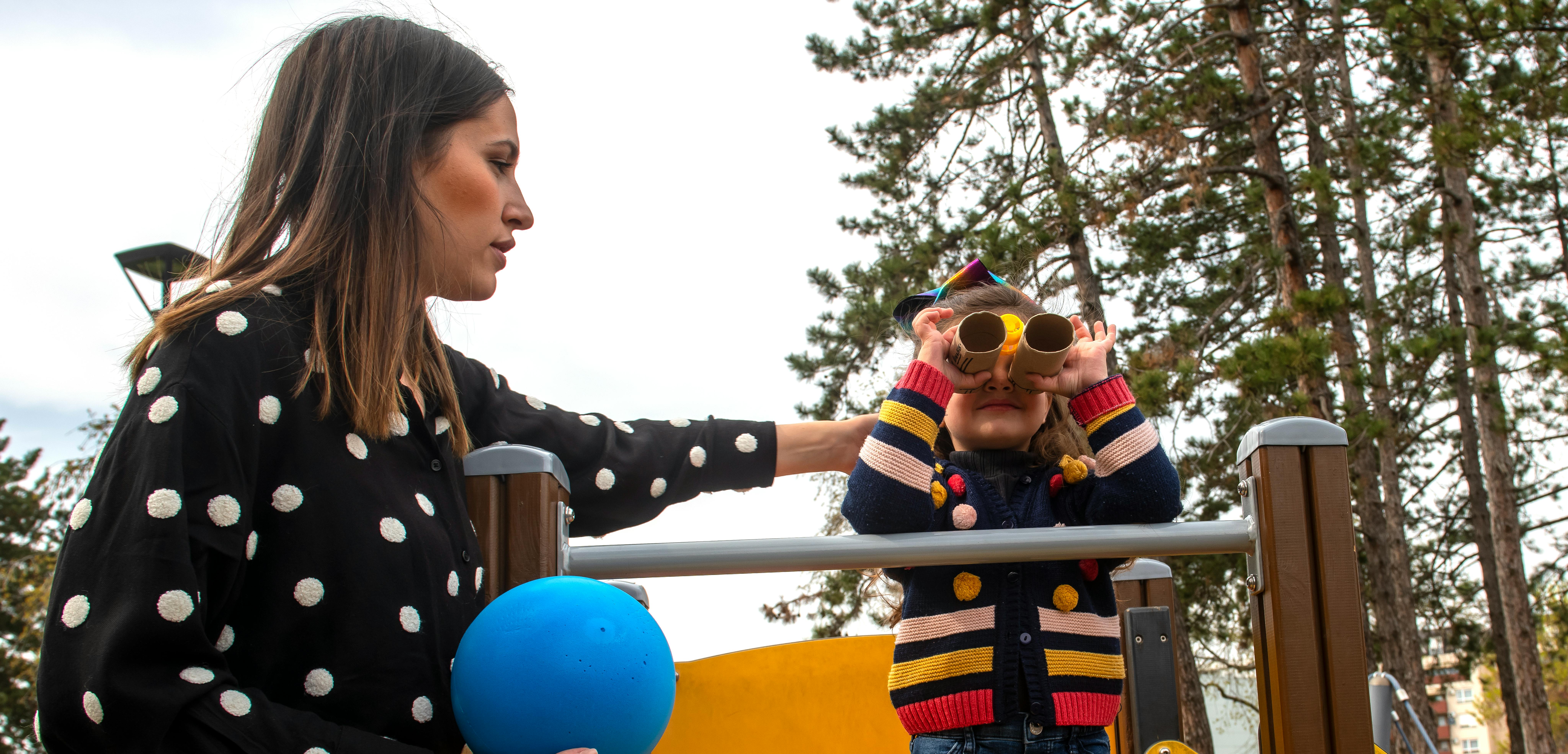 Serbia, una mamma con la sua bambina sono al Kreative park Sumice, per lo sviluppo della prima infanzia