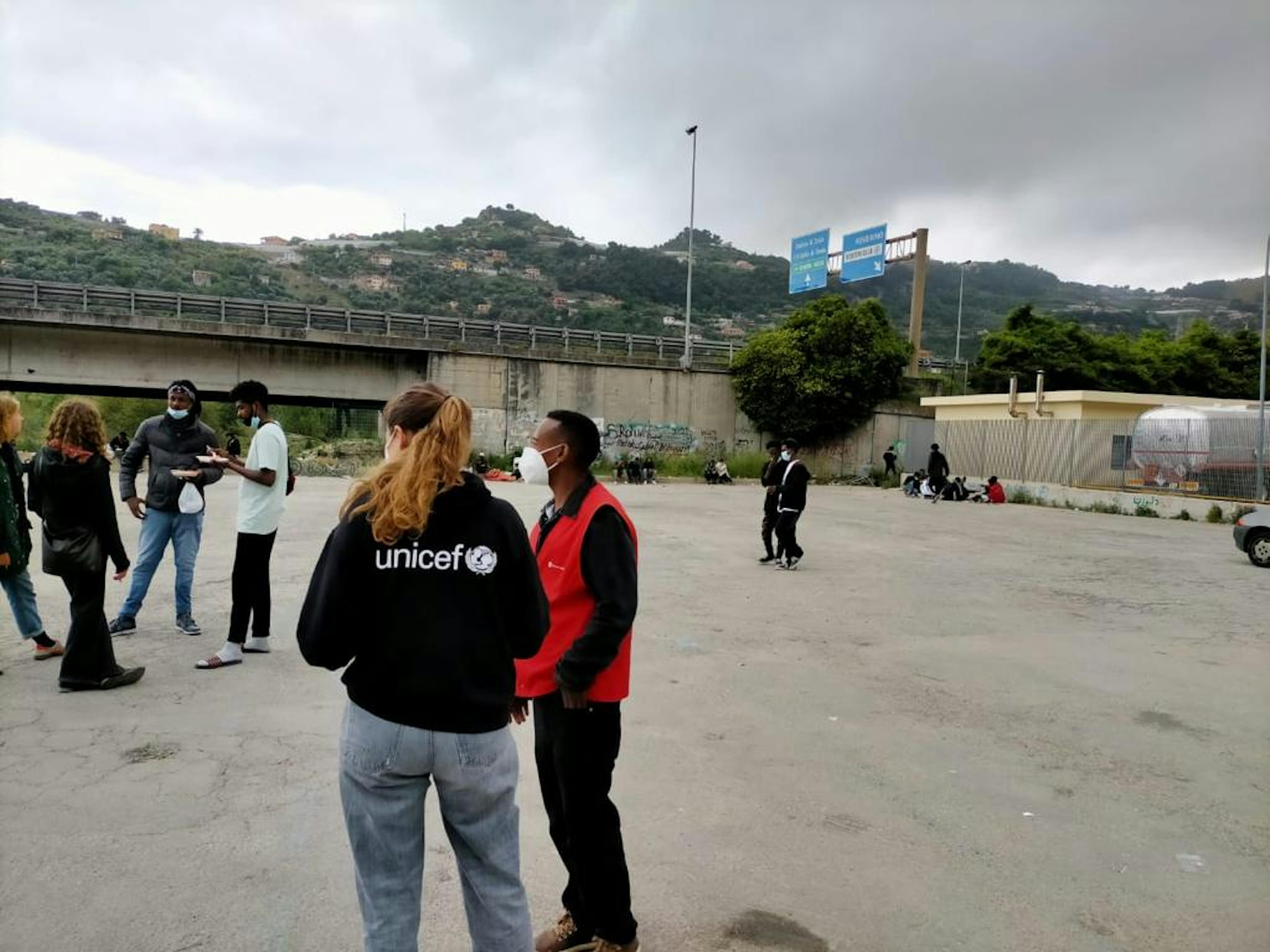 Personale UNICEF e Save the Children in uno dei luoghi di transito a Ventimiglia