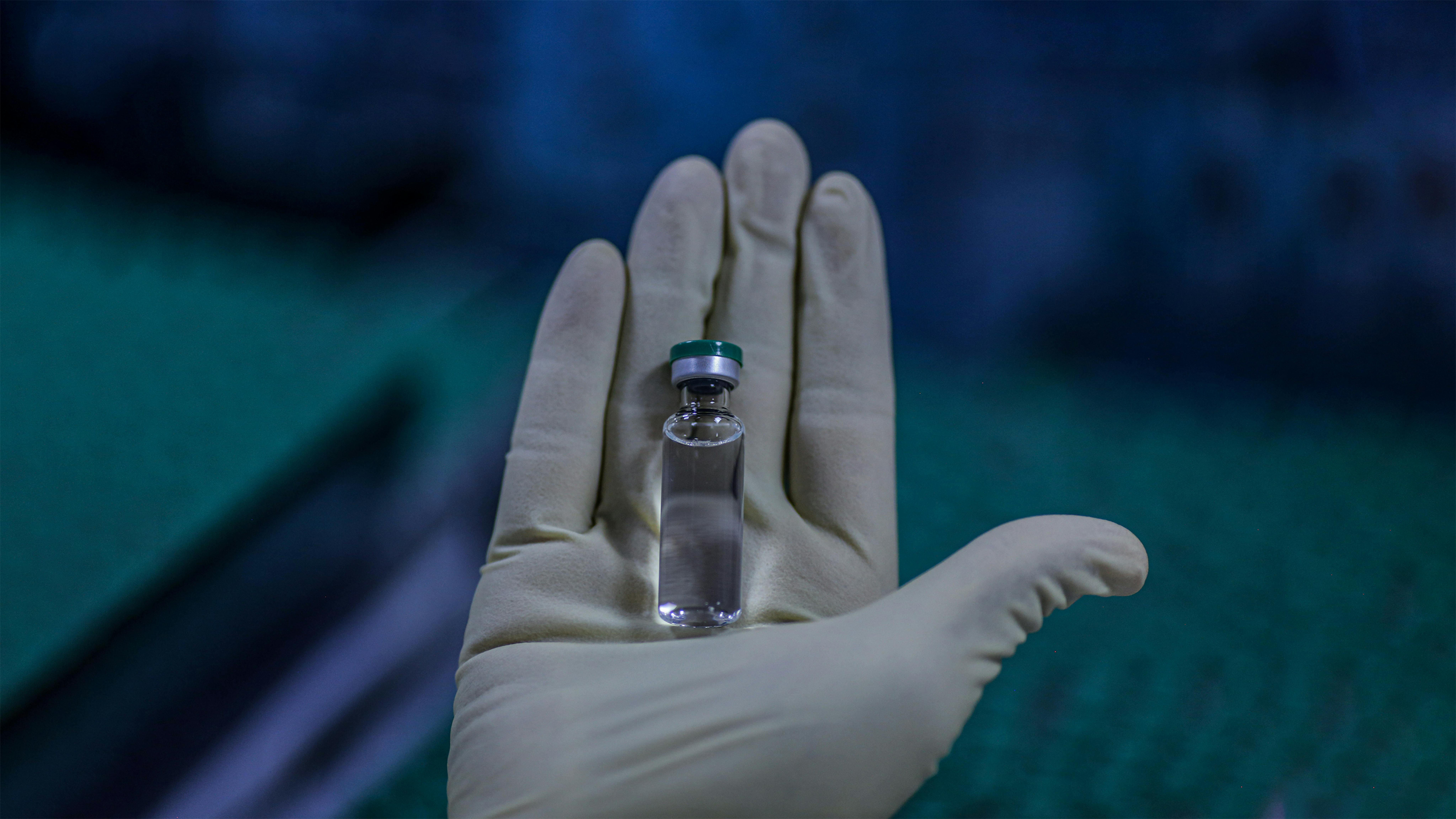 Una fiala del vaccino Covid-19 prodotta in India 