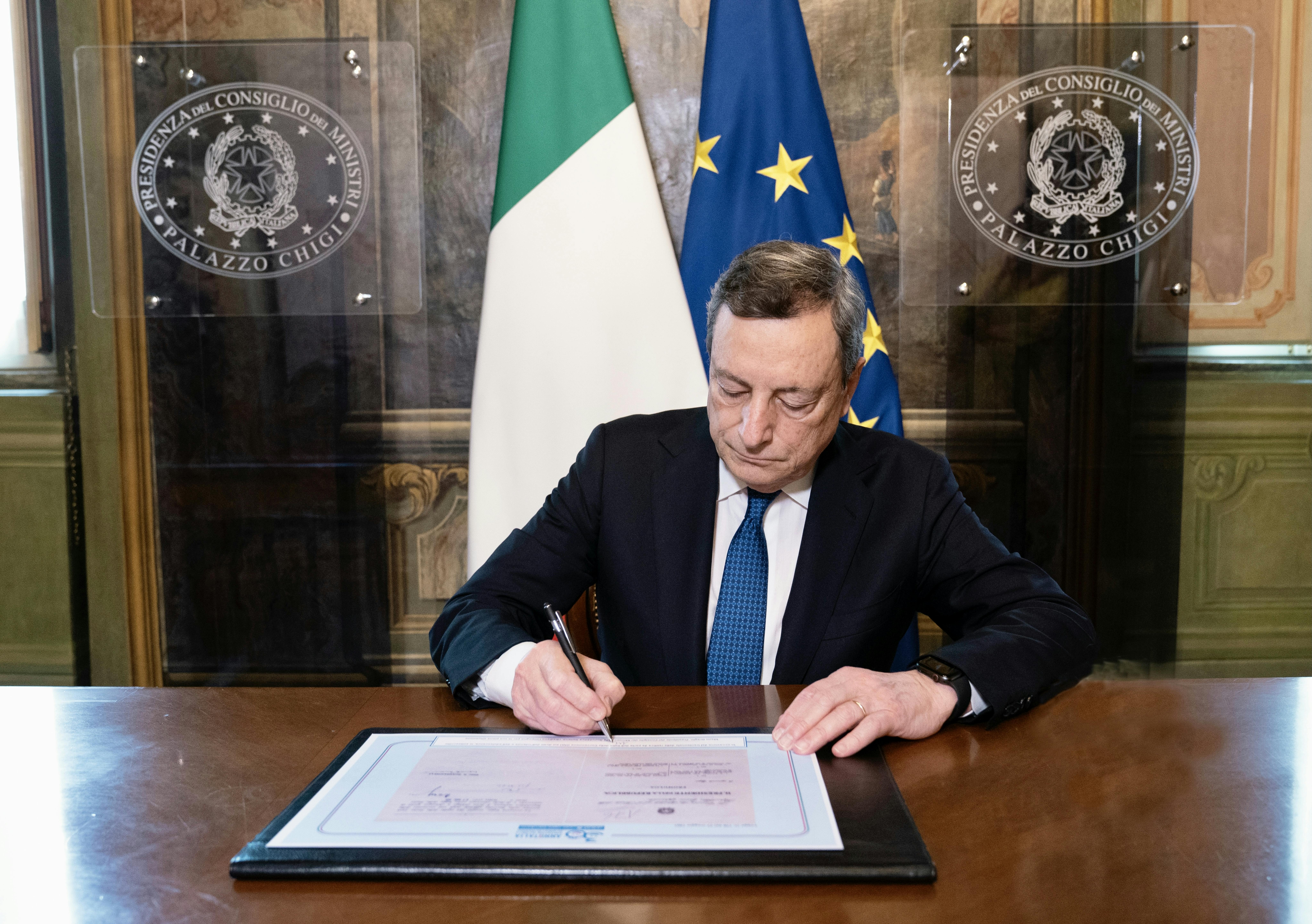Il Presidente del Consiglio Mario Draghi firma la riproduzione della legge di ratifica della Convenzione sui Diritti dell’infanzia e dell’adolescenza a 30 anni dall’approvazione in Italia