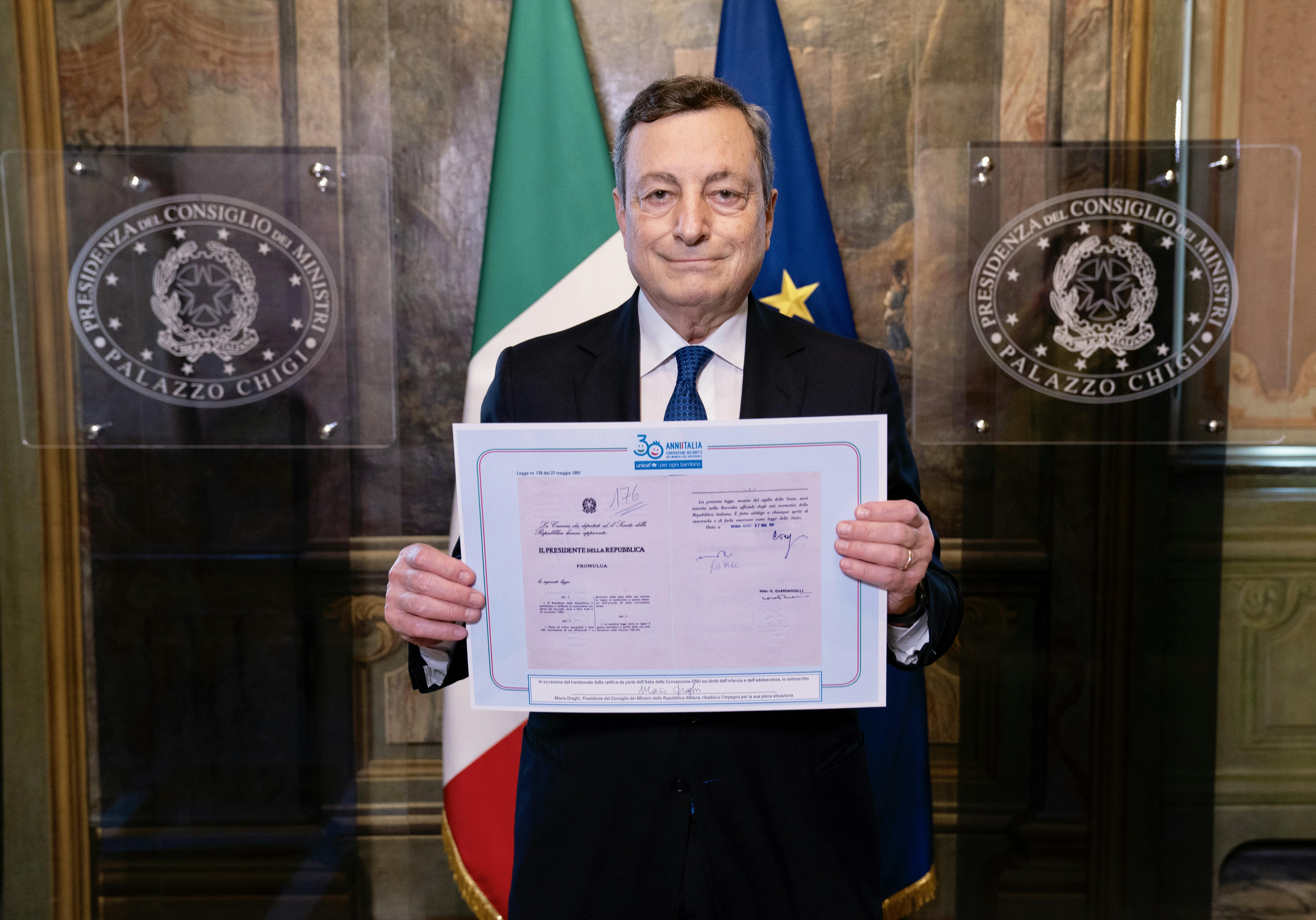 Il Presidente del Consiglio dei Ministri Mario Draghi ha firmato la riproduzione della legge di ratifica della Convenzione sui Diritti dell’infanzia e dell’adolescenza a 30 anni dall’approvazione in Italia