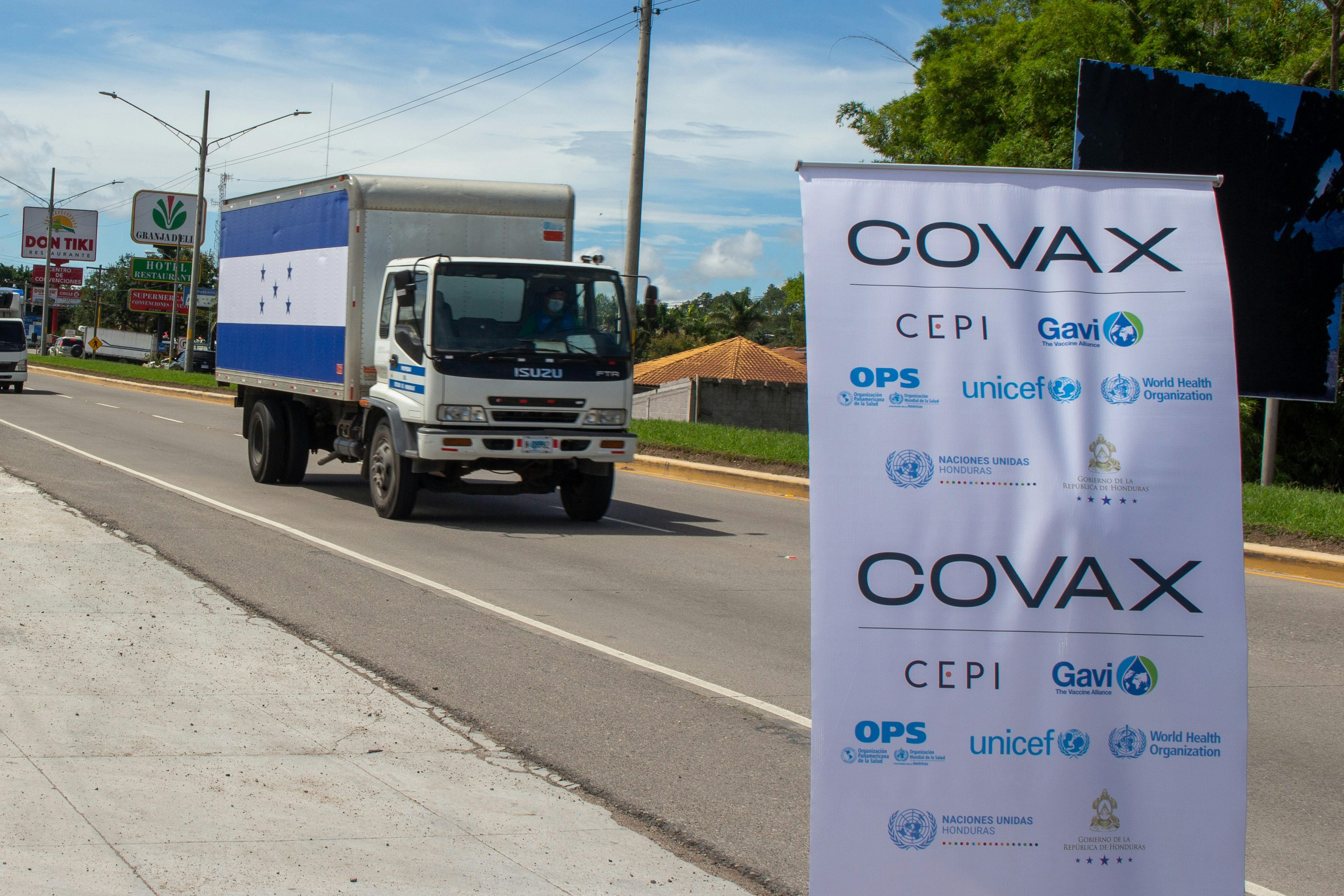 L'arrrivo dei camion frigo contenenti i vaccini anti COVID19 in Honduras, donati dagli USA