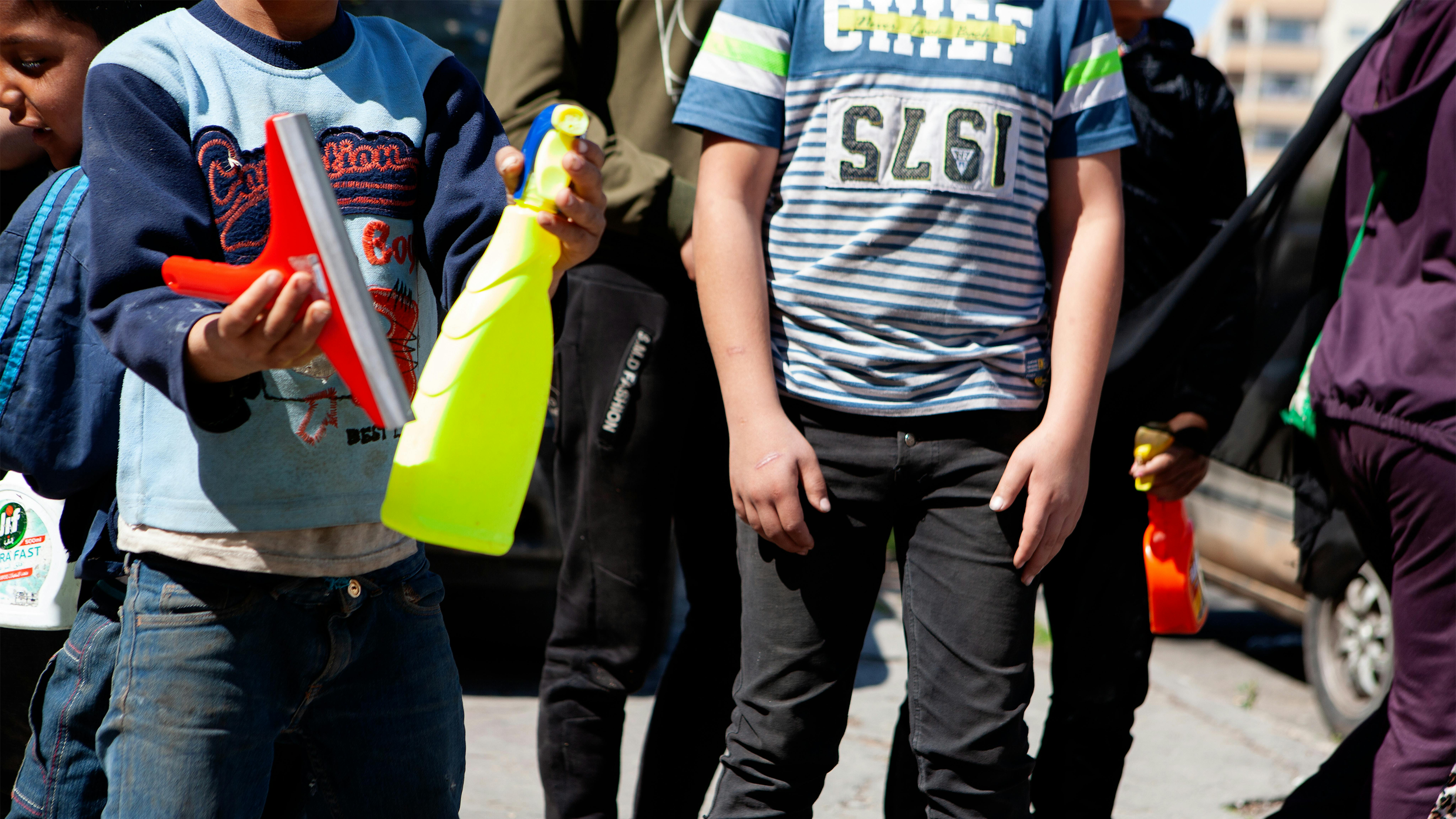 Libano, bambini lavoratori lavavetri ai semafori