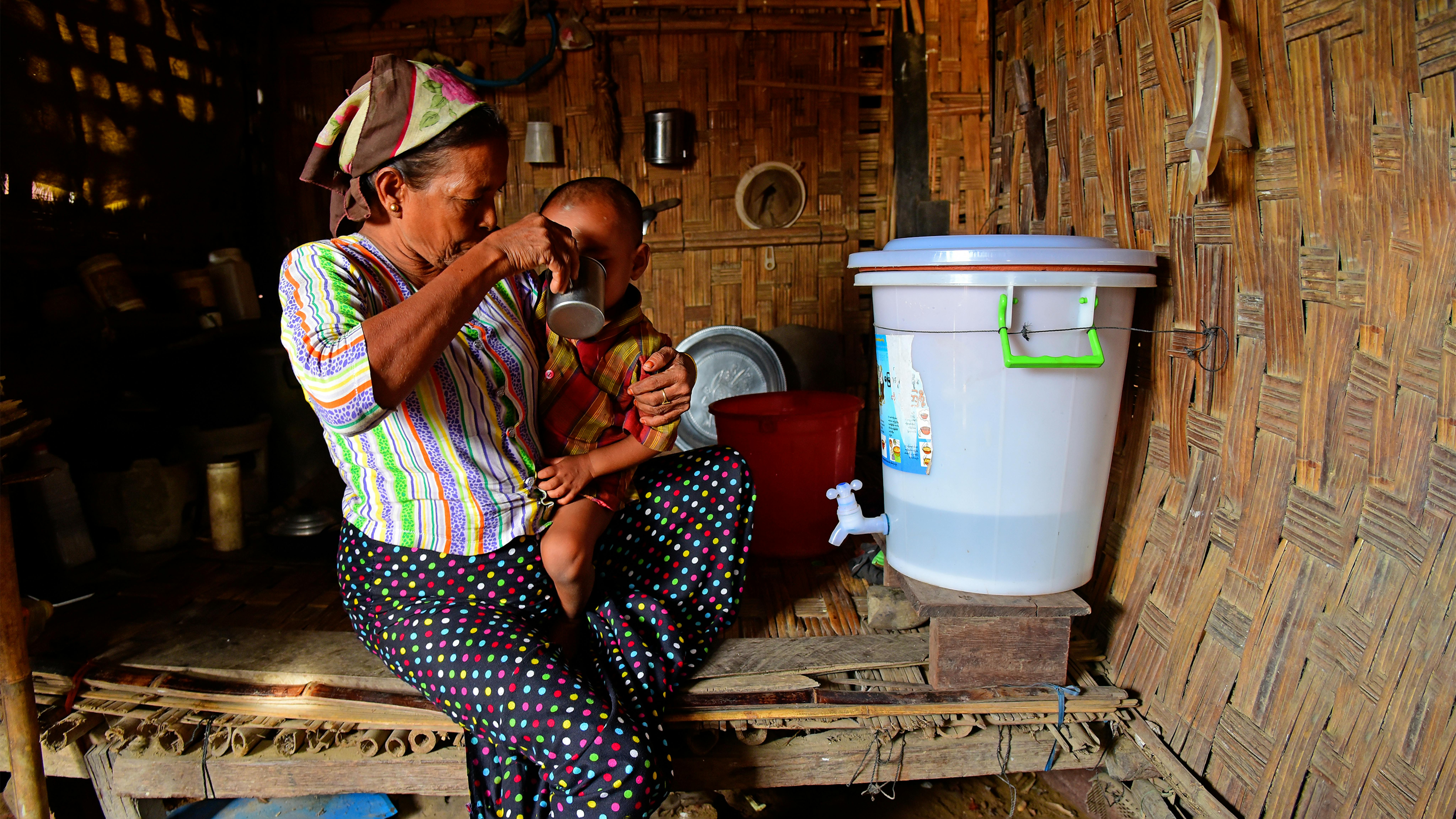 Myanmar, L'UNICEF ha fornito un kit igienico a  Daw Saw Saw che ora usa per immagazinare l'acqua che raccoglie vicino a casa sua.