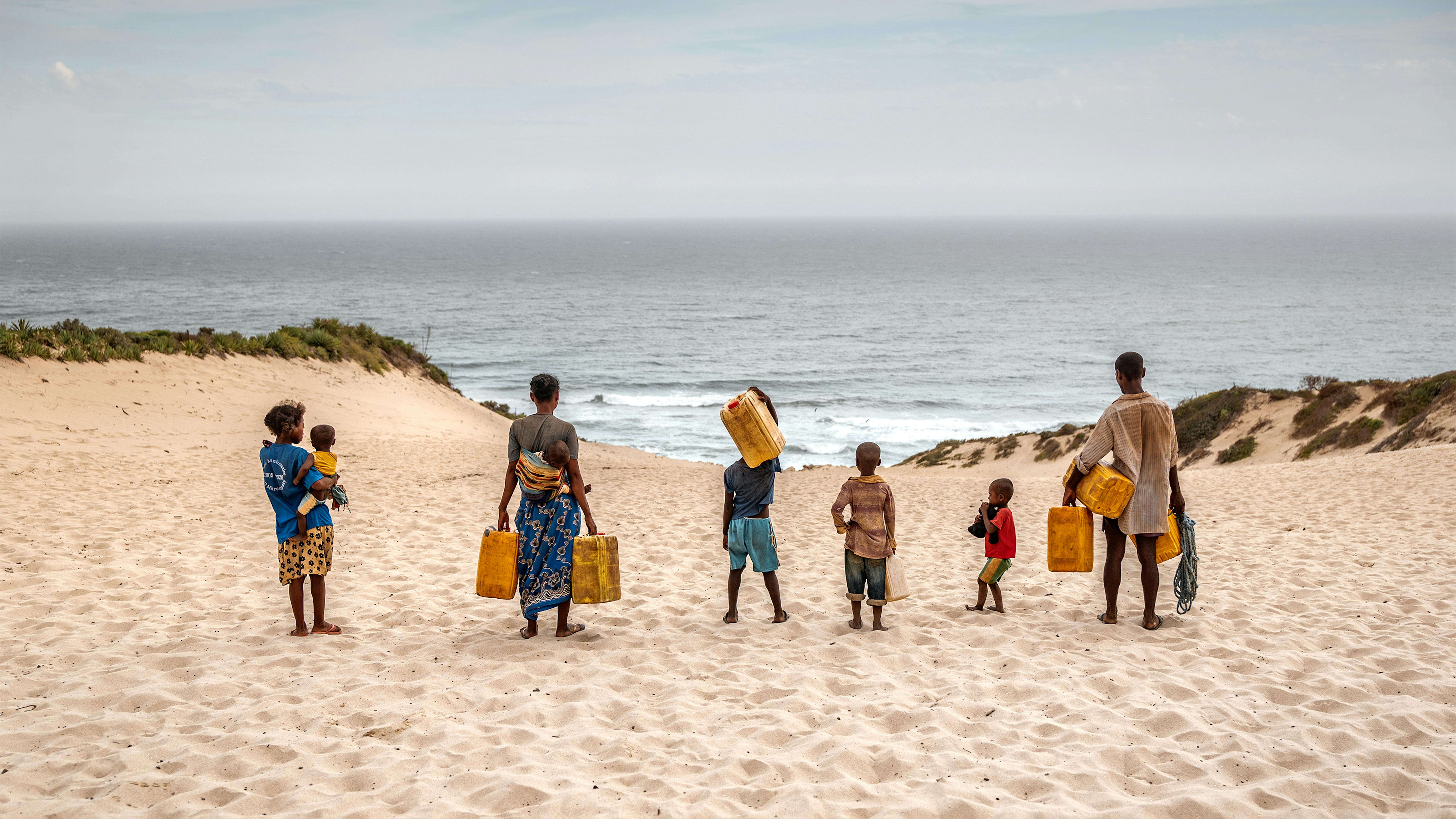 Madagascar, La famiglia di Sambo si dirige verso la spiaggia dove si trova un pozzo. L'unica fonte di acqua potabile