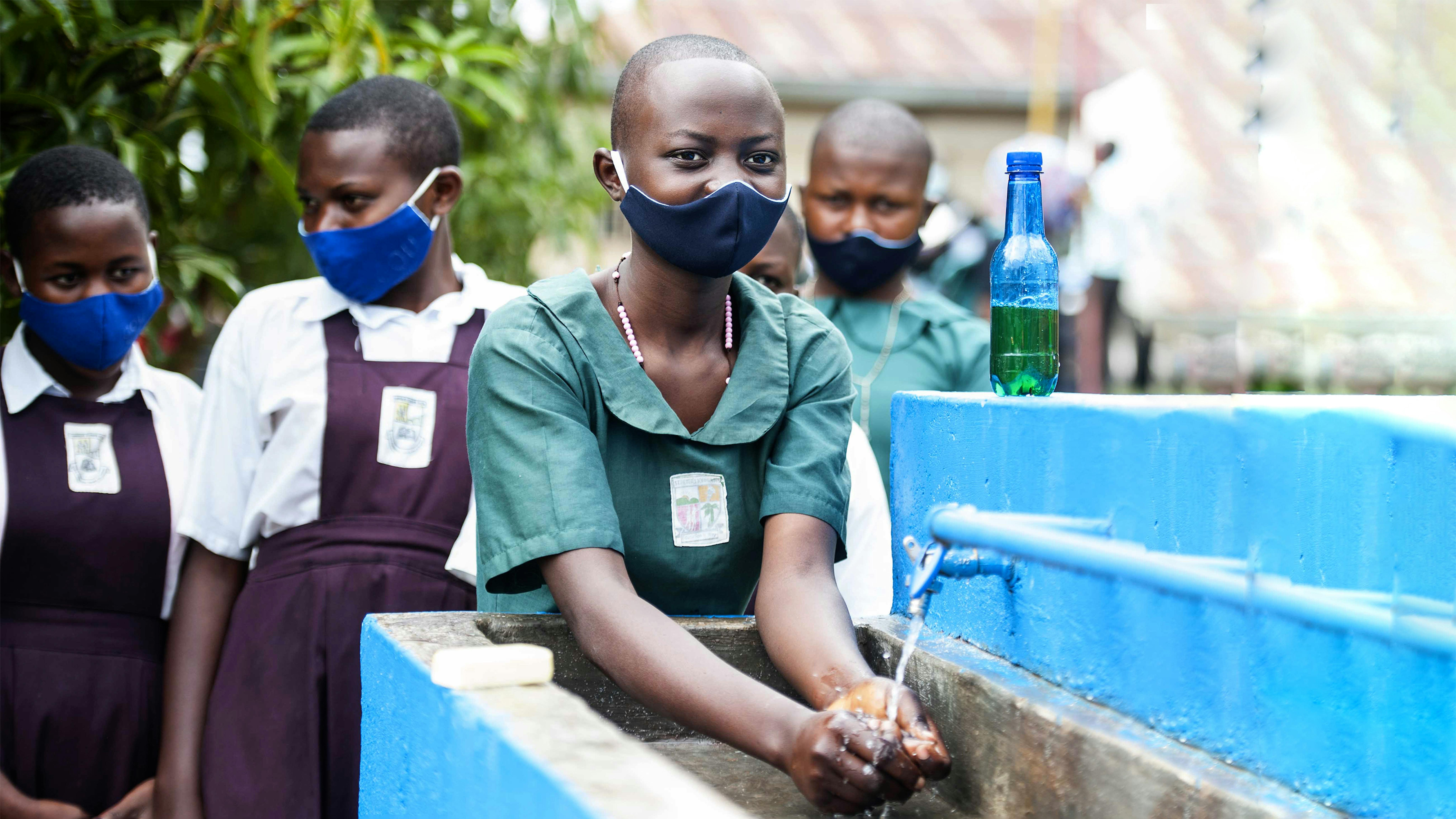 Uganda, studenti si lavano le mani a scuola