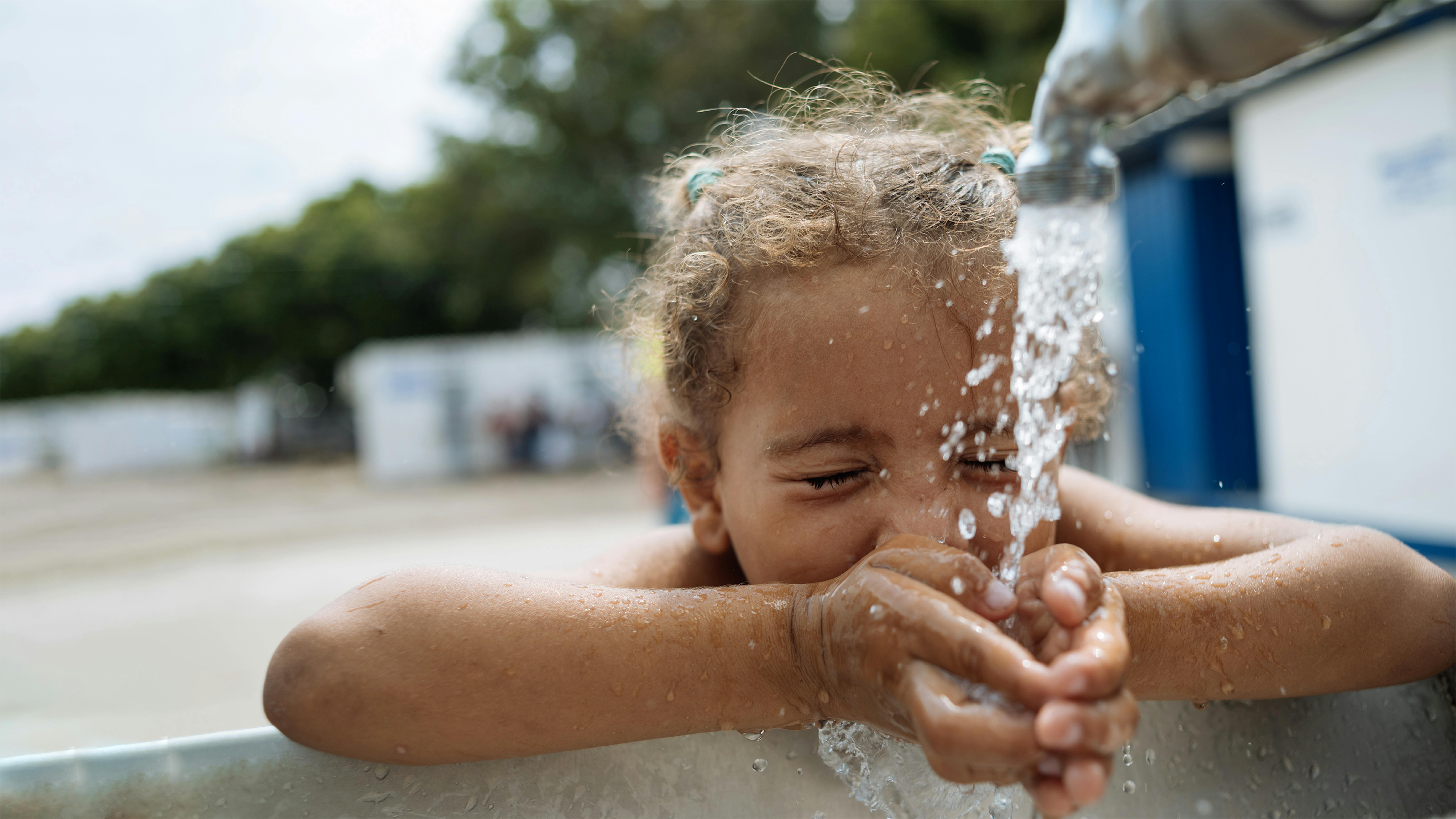 Colombia, Judith Qiñonez beve l'acqua da un rubinetto