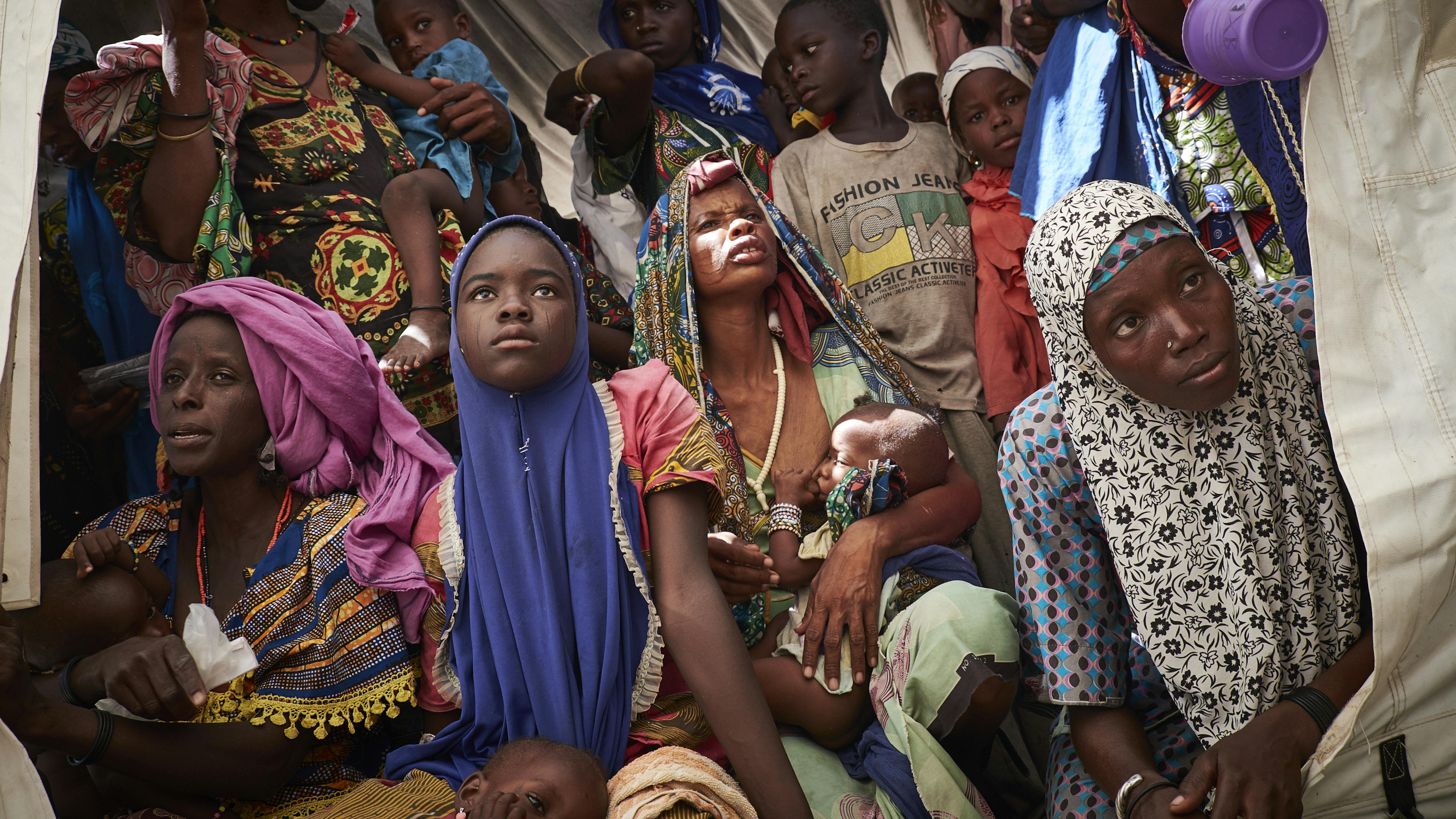 Niger, mamme  aspettano con neonati e bambini piccoli in una clinica sanitaria mobile a Garin Wazam