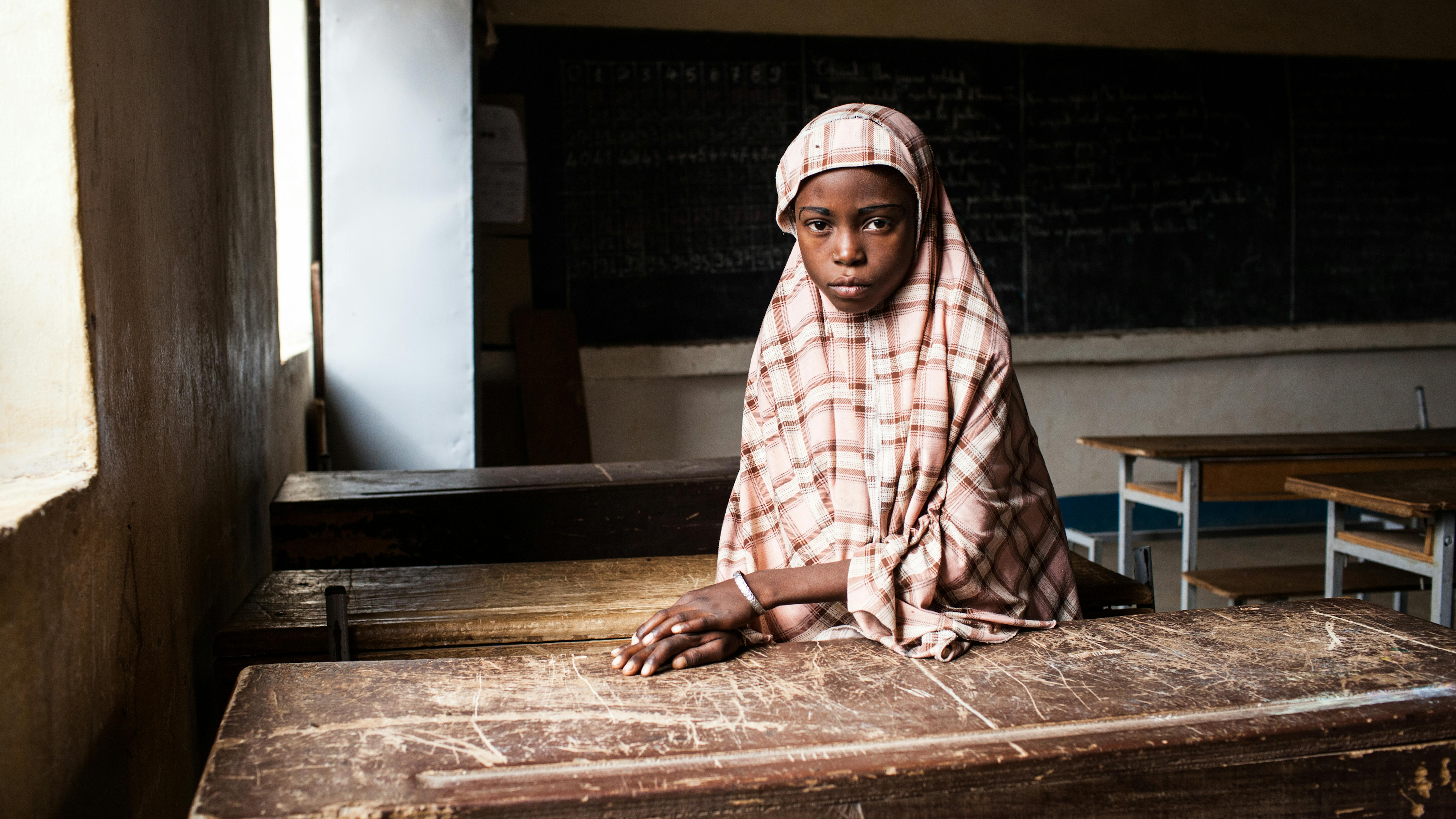 Niger, una bambina seduta al banco della sua scuola