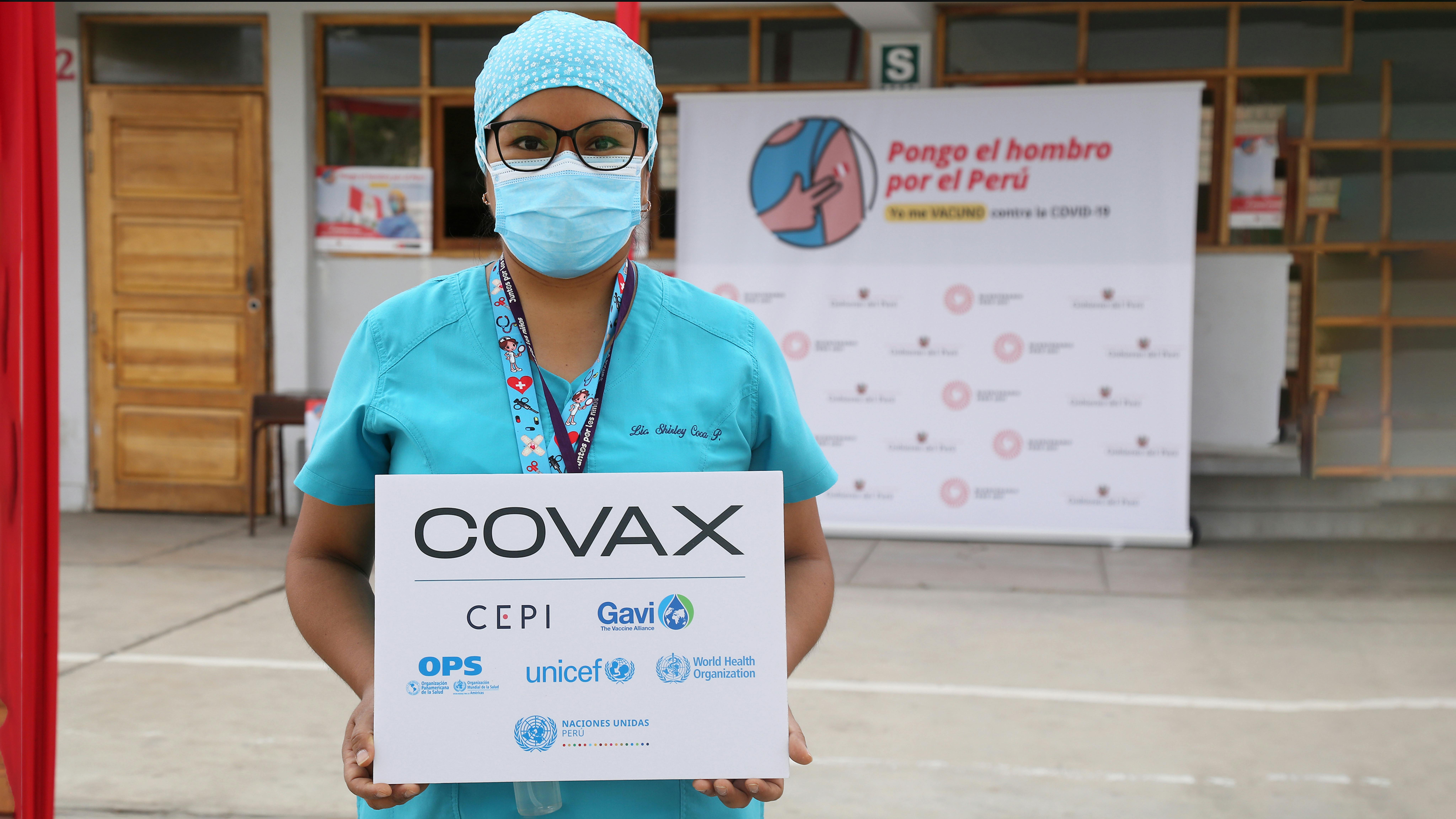 Perù, un operatore sanitario nel  con una scatola di vaccini covid ricevuti da Covax