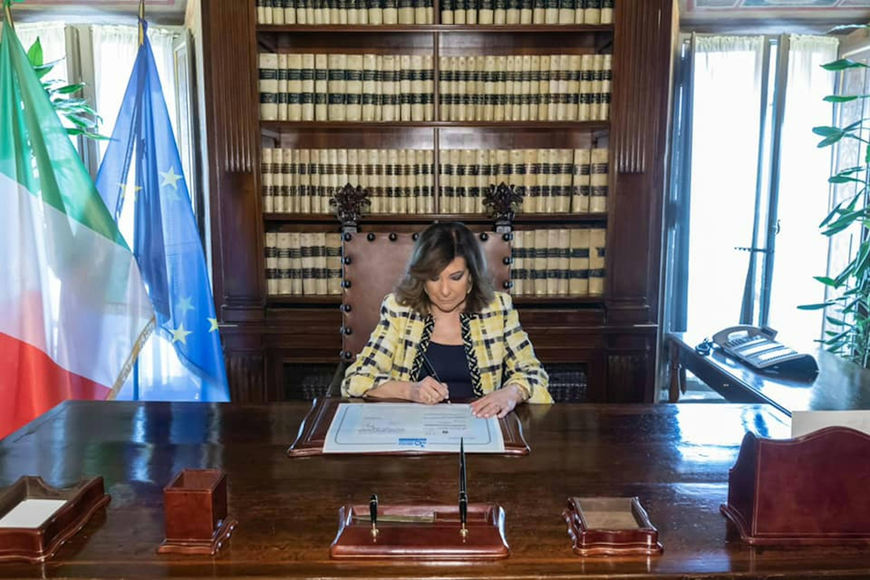 Il Presidente del Senato Maria Elisabetta Alberti Casellati firma la riproduzione della legge di ratifica della Convenzione sui diritti dell’infanzia