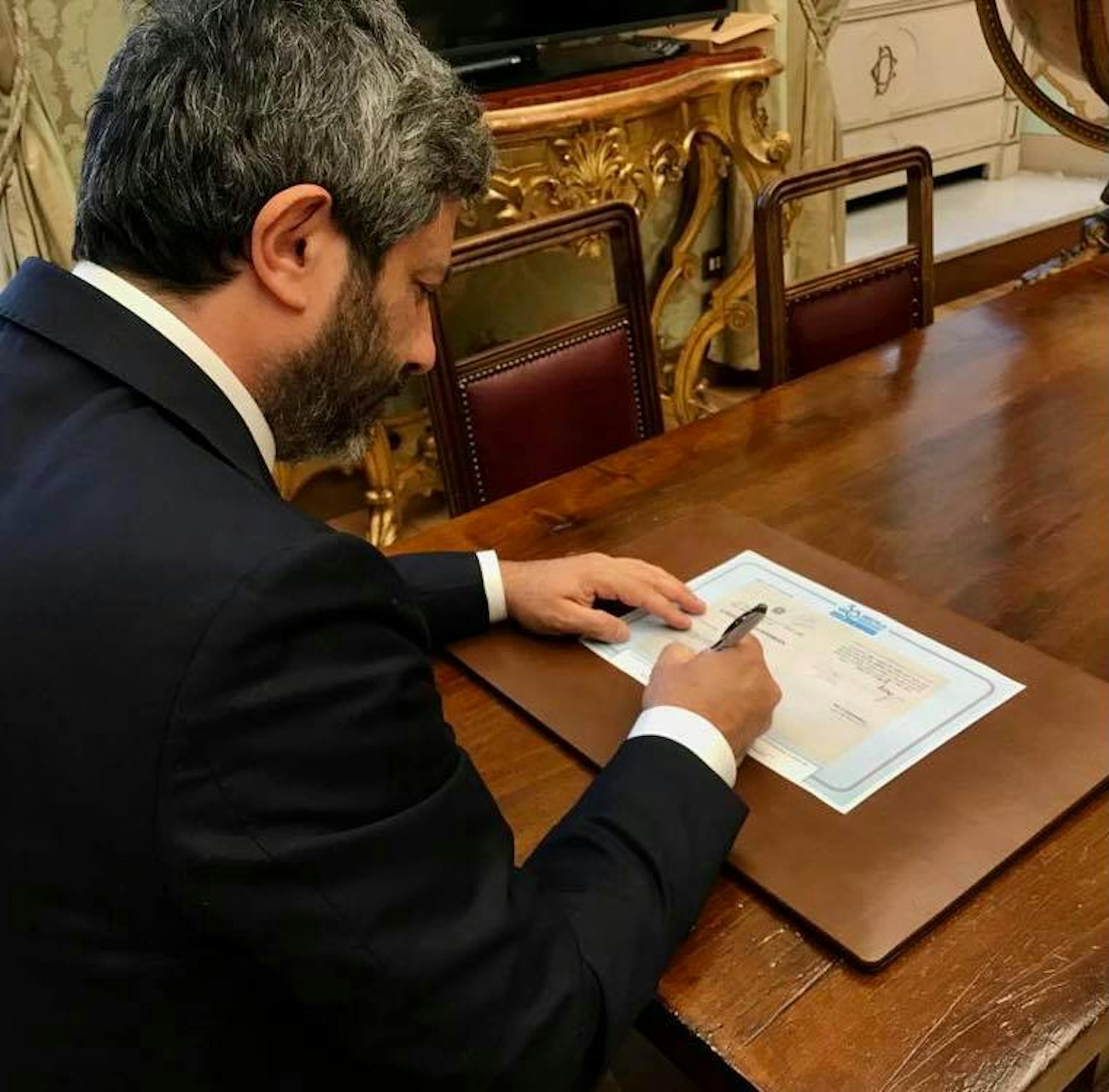 Il Presidente della Camera dei Deputati Roberto Fico firma la riproduzione della Convenzione dei Diritti dell'Infanzia