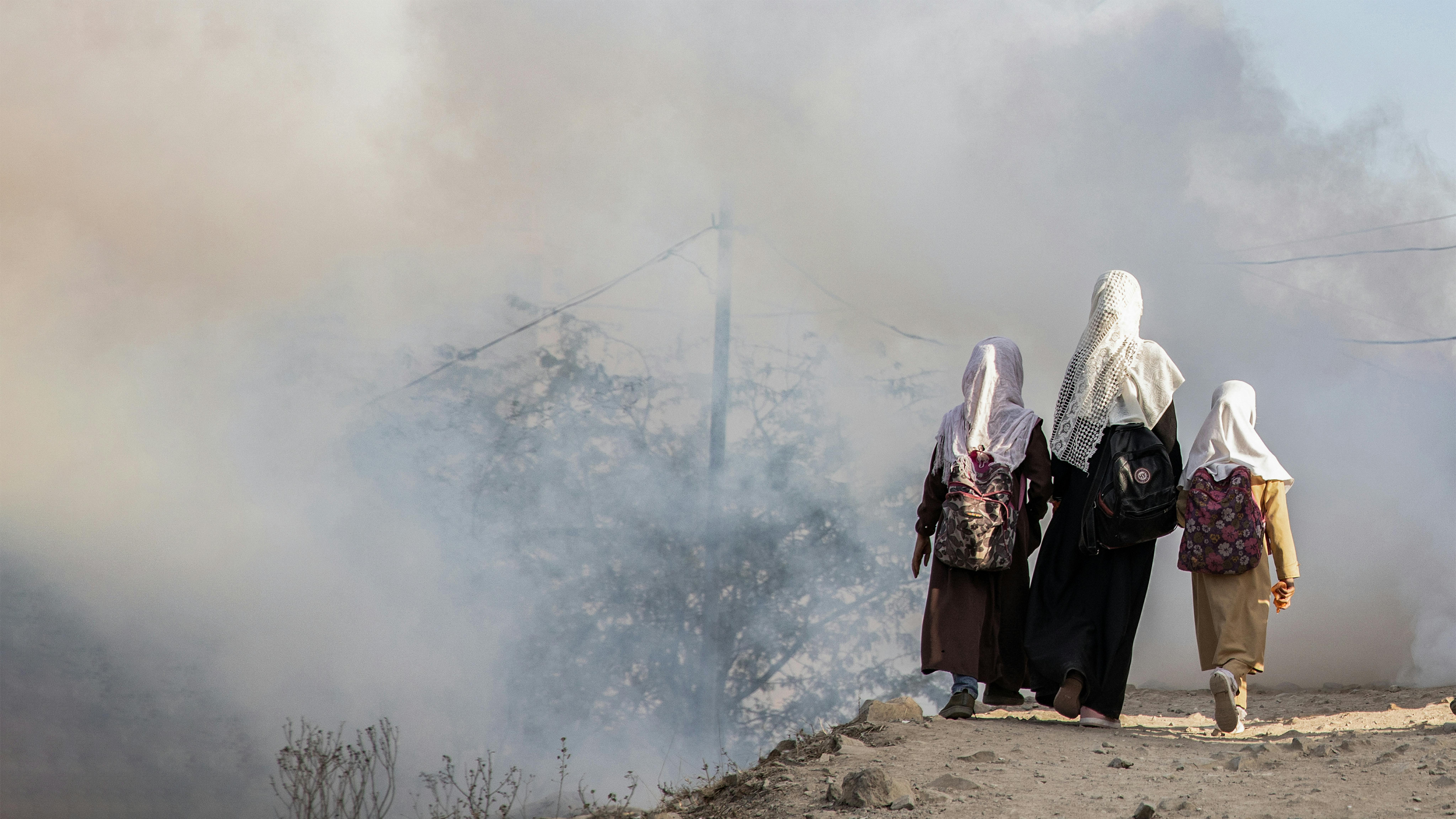 Yemen, una bambina cammina con le sue sorelle nella loro scuola a Taizz