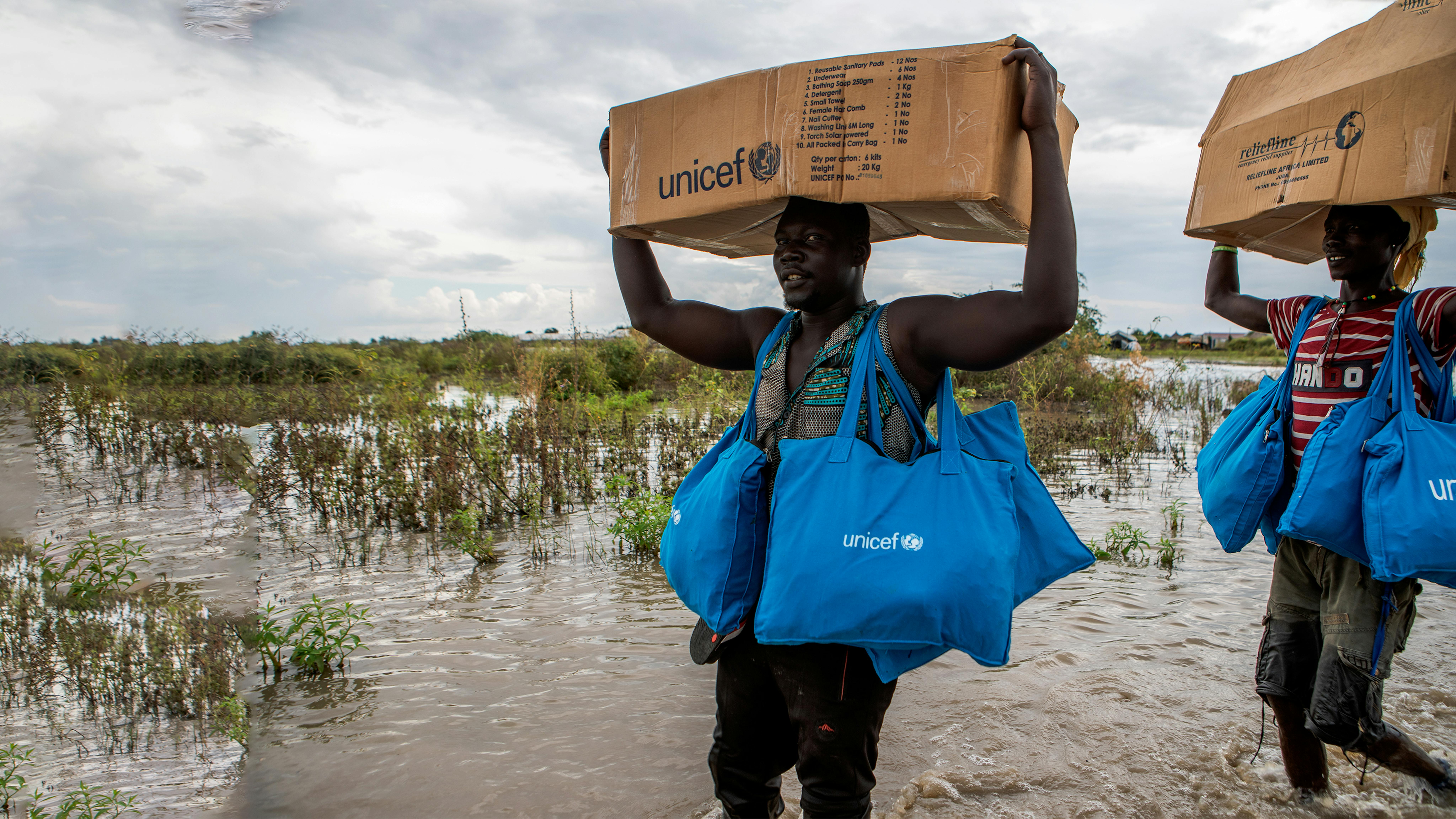 Sud Sudan, operatori unicef trasposrtano aiuti in una zona allagata nei pressi di Pibor