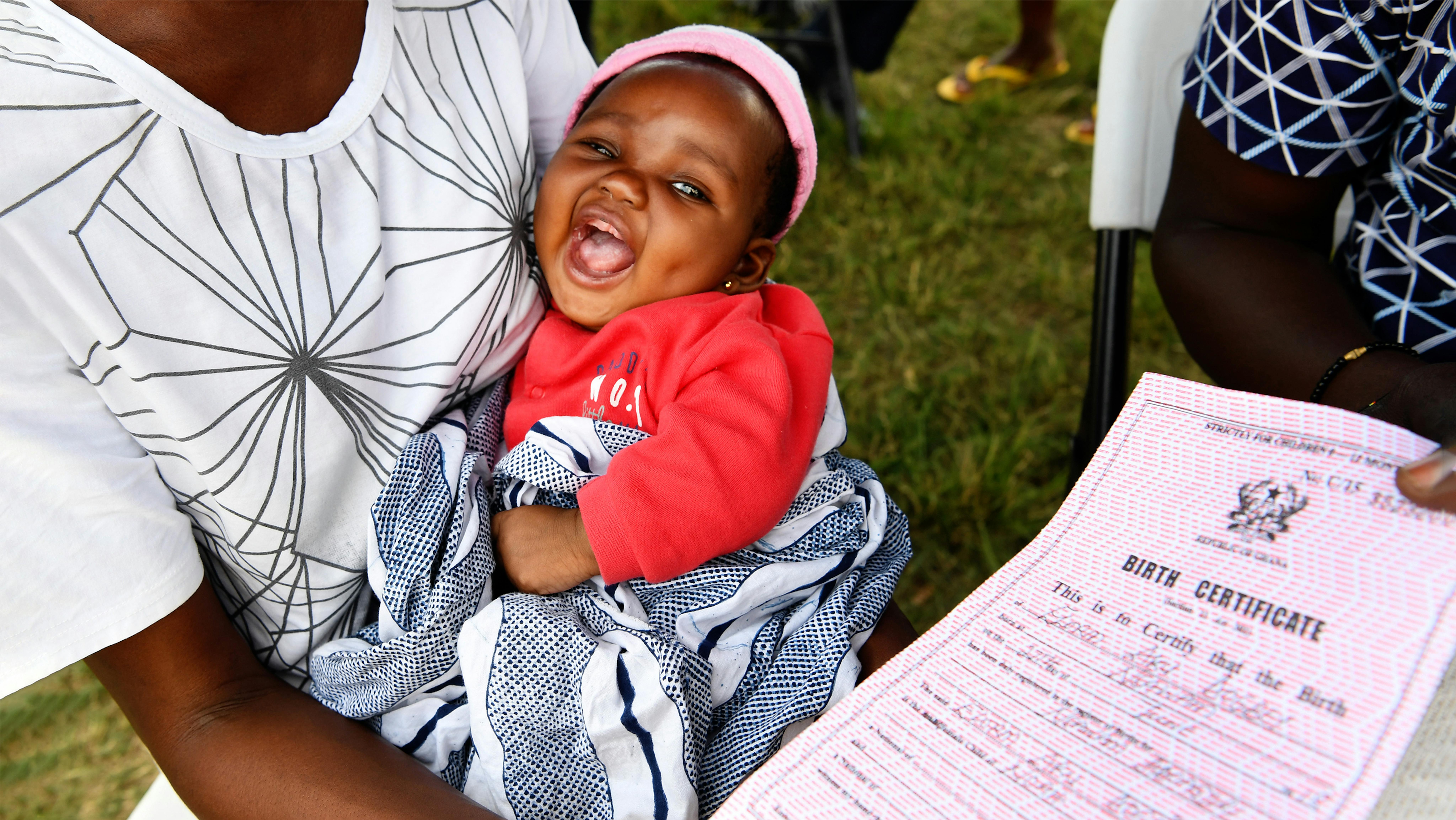 Ghana, Elorm, 2 mesi, sembra essere molto contenta della sua registrazione di nascita, ad Accra