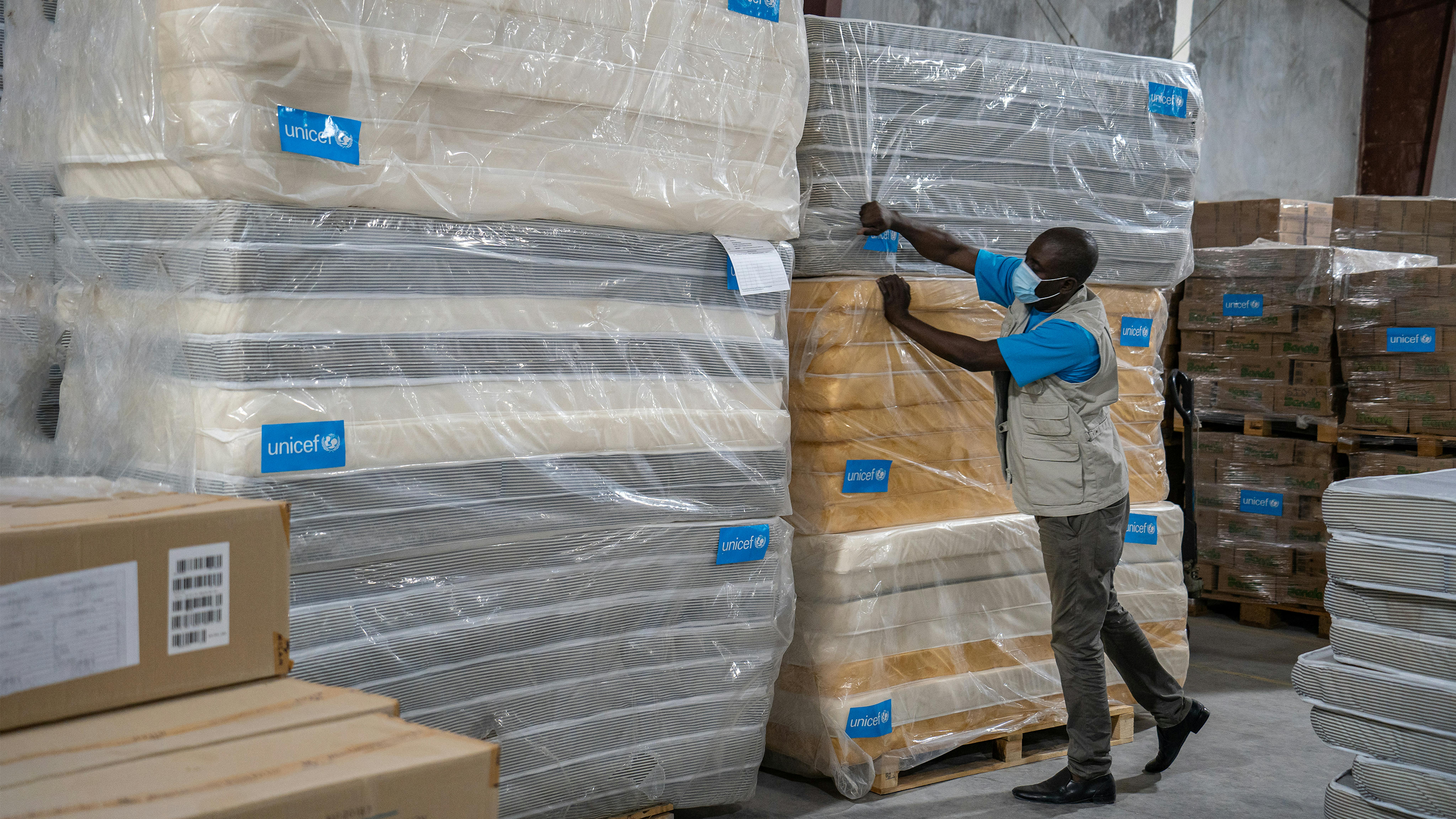 Haiti, un operatore UNICEF verifica le fornitute di aiuti stoccate nel magazino di Port au Prince