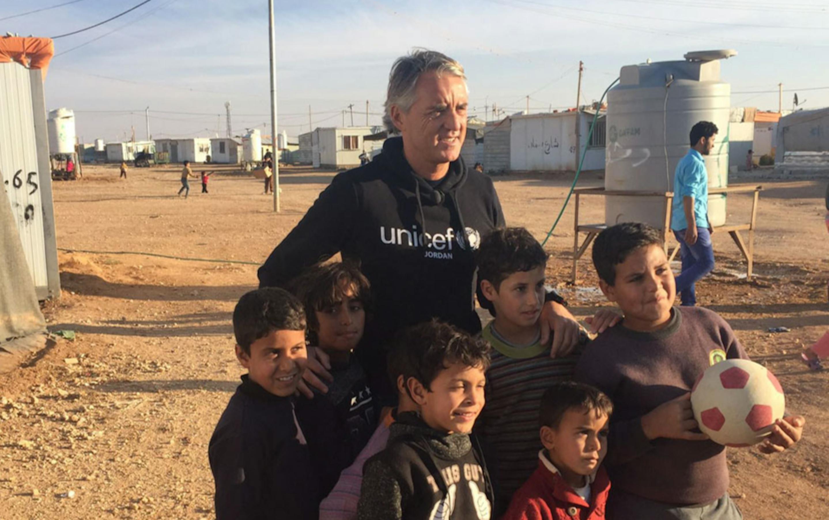 Roberto Mancini con i bambini del campo profughi di Za'atari (Giordania) - ©UNICEF Italia/2016/A.Rinonapoli