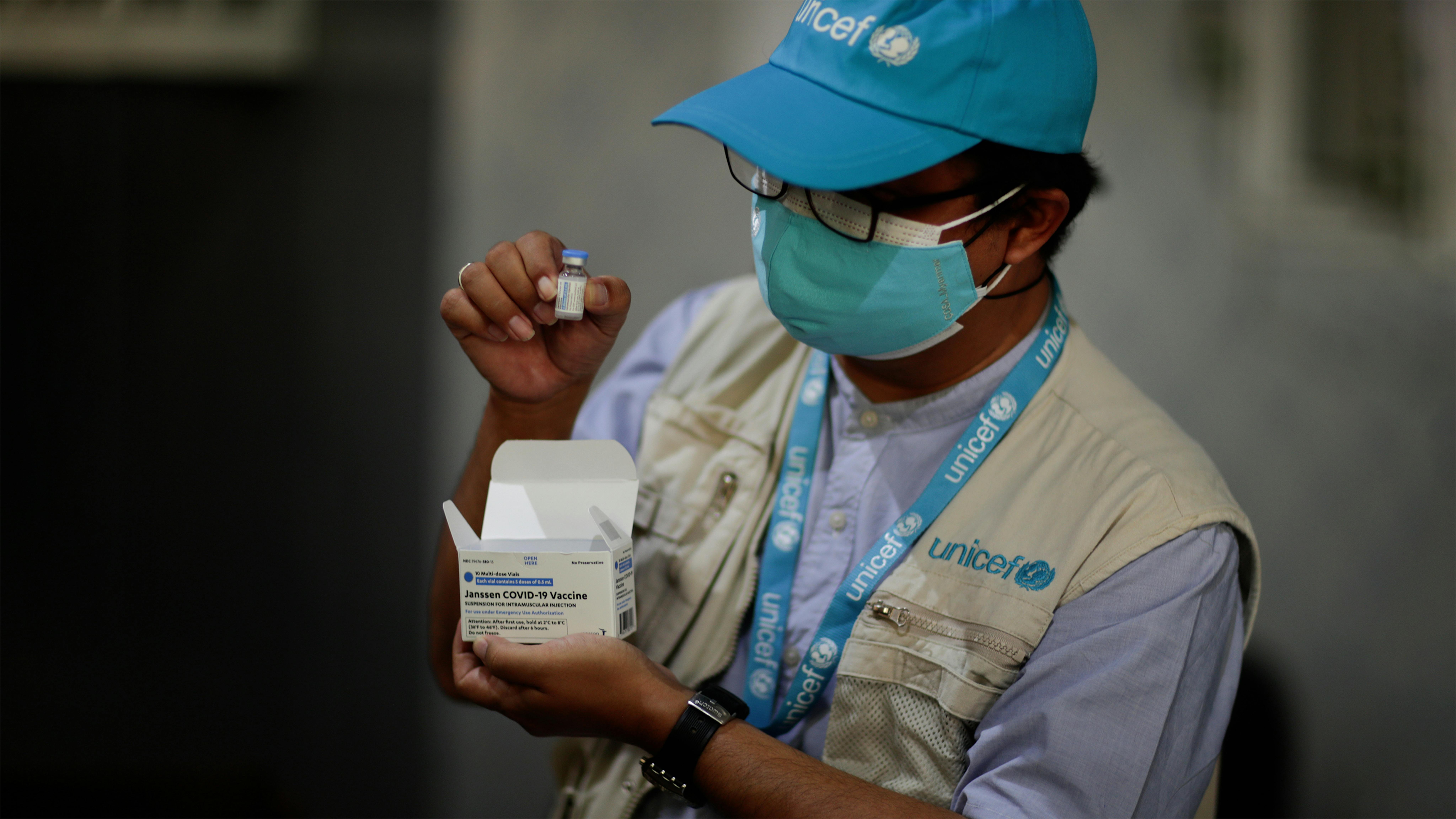 Nepal, una confezine di vaccino anticovid giunto in Nepal grazie a Covax