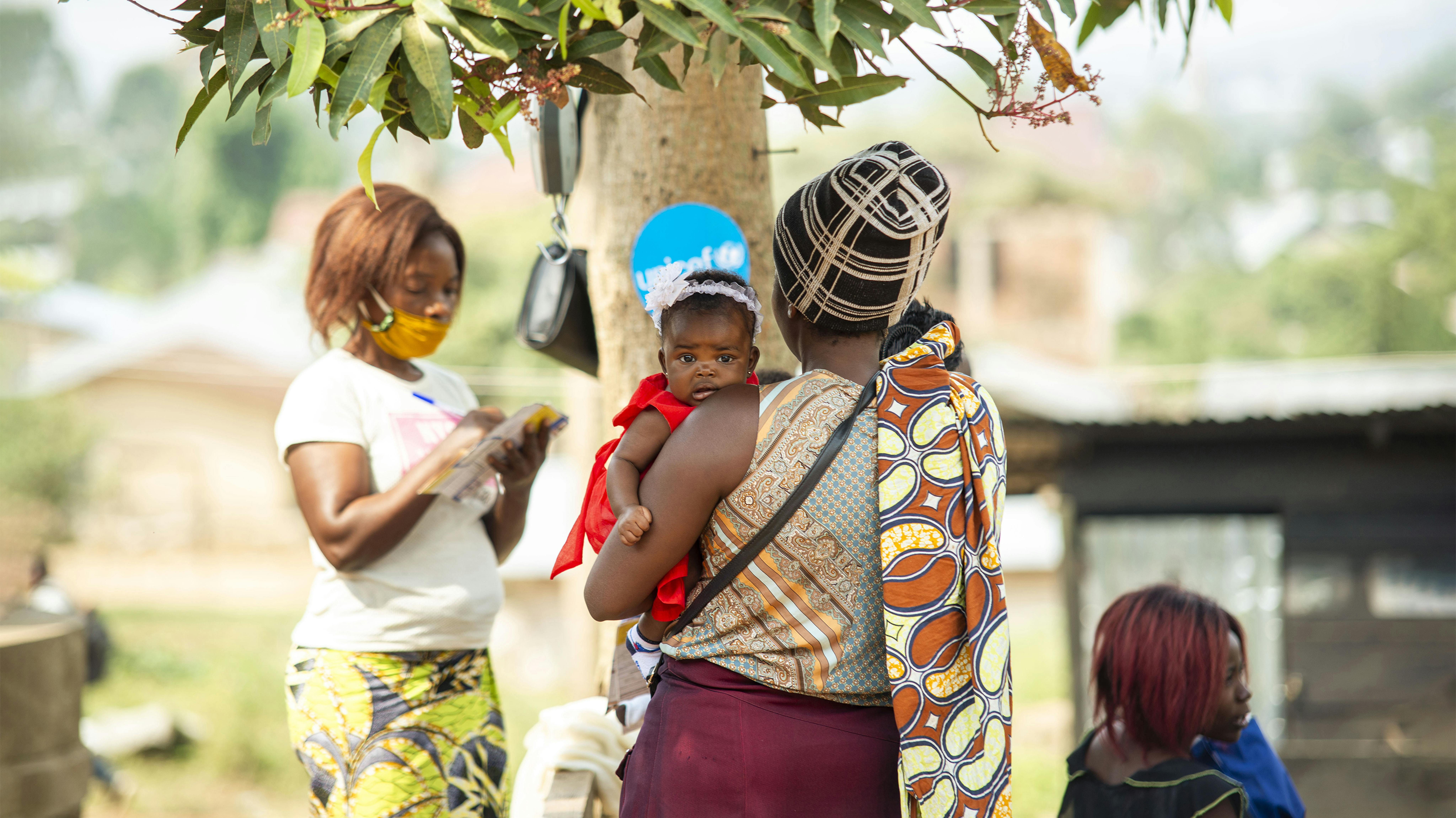 Congo, consultazione prescolare presso il Ngongolio Health Center.