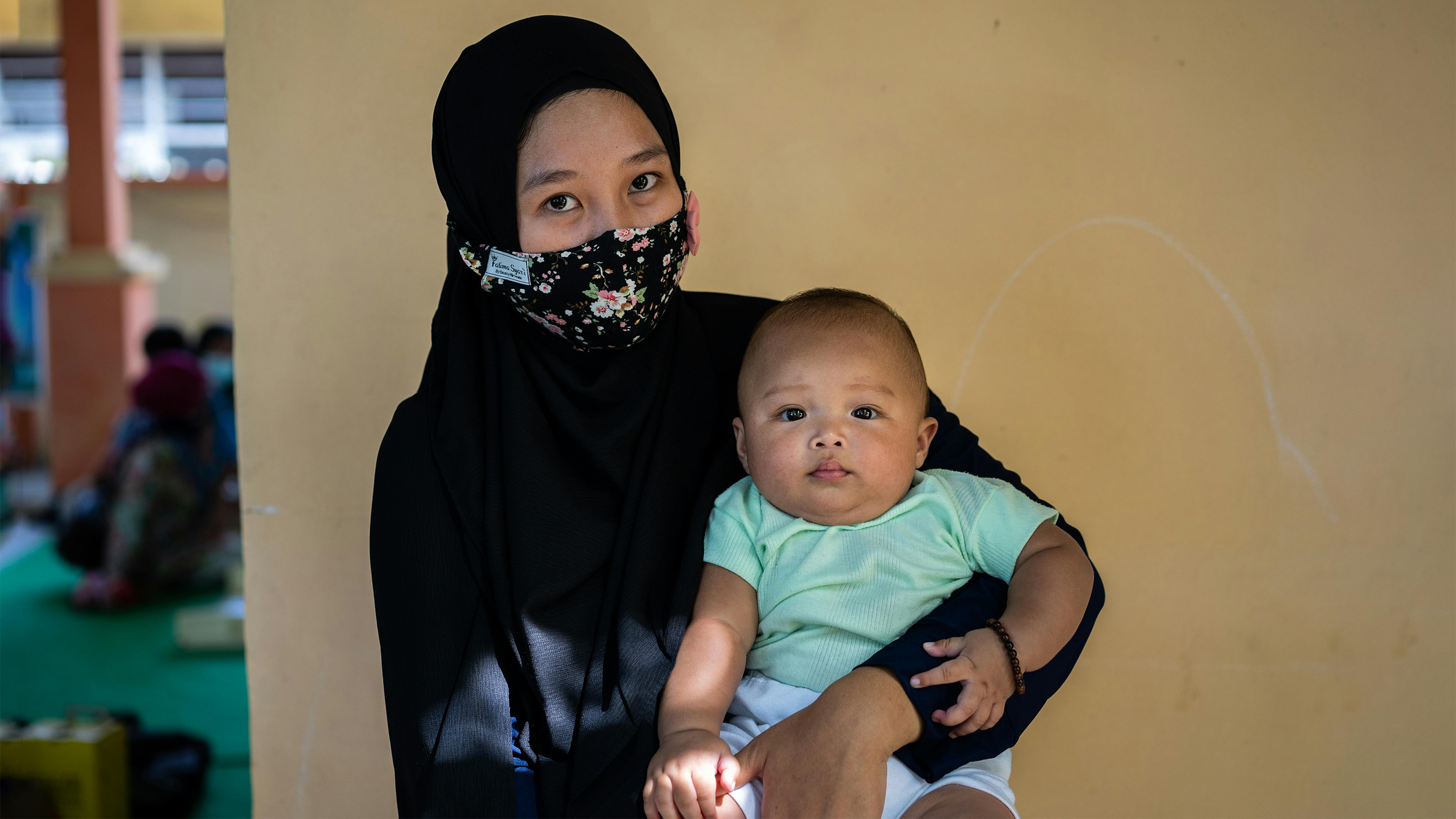 Indonesia, Fitria Feriani con in braccio suo figlio Achmad di 6 mesi nel centro sanitario di Lombok